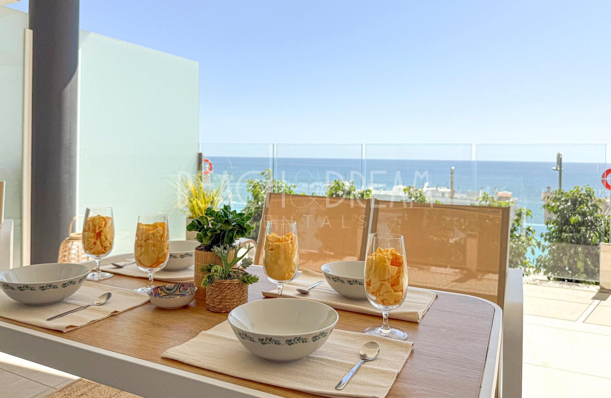 Amazing In Front Of The Sea - Splendid *