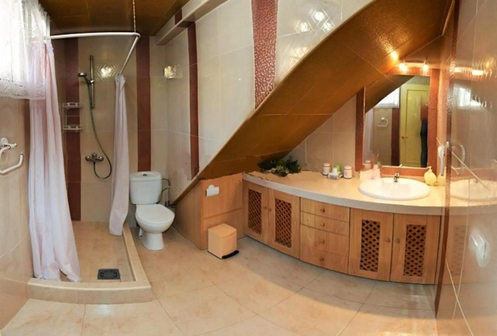 Spacious House With Private Pool Near