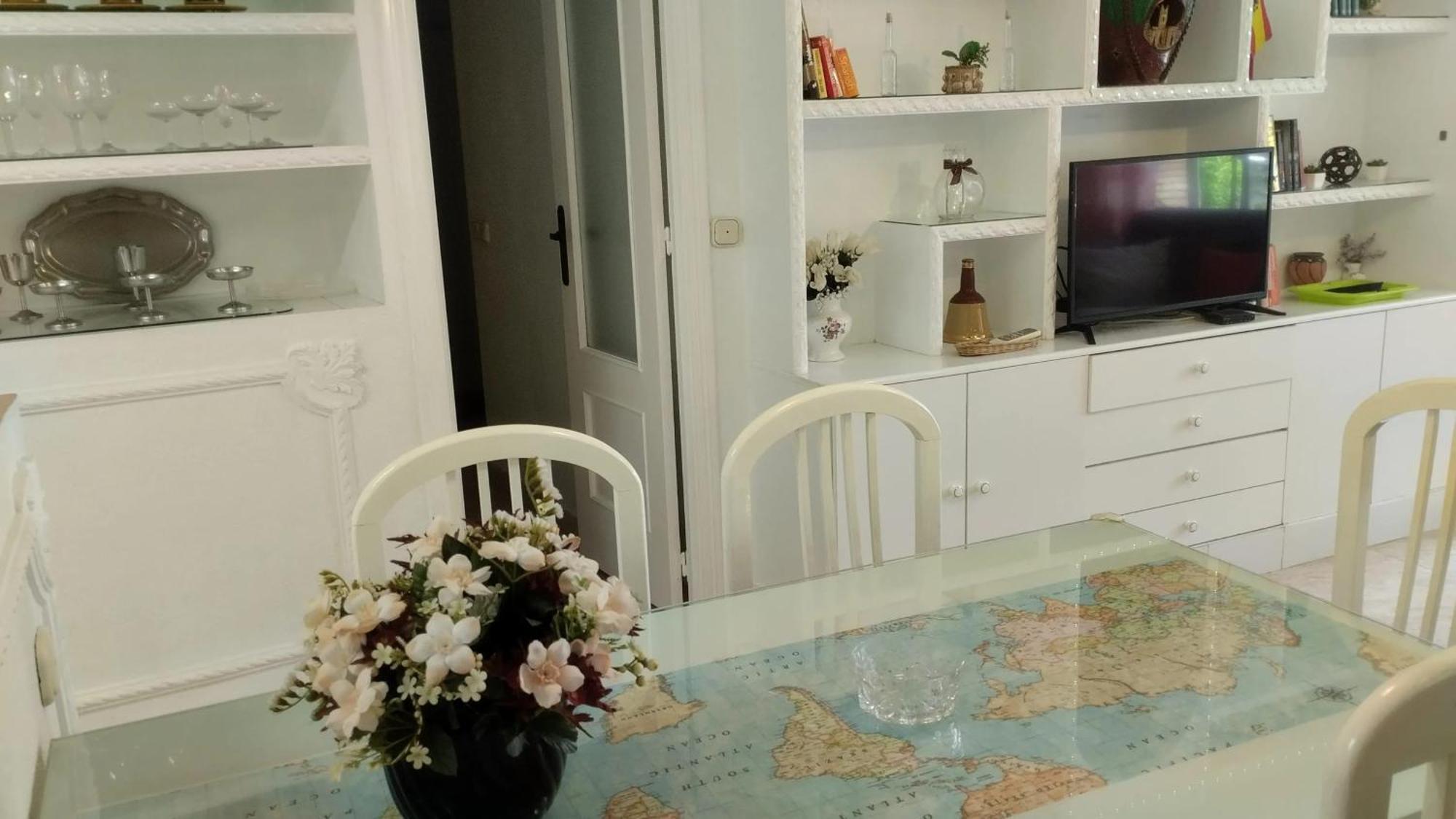 Spacious House With Private Pool Near *