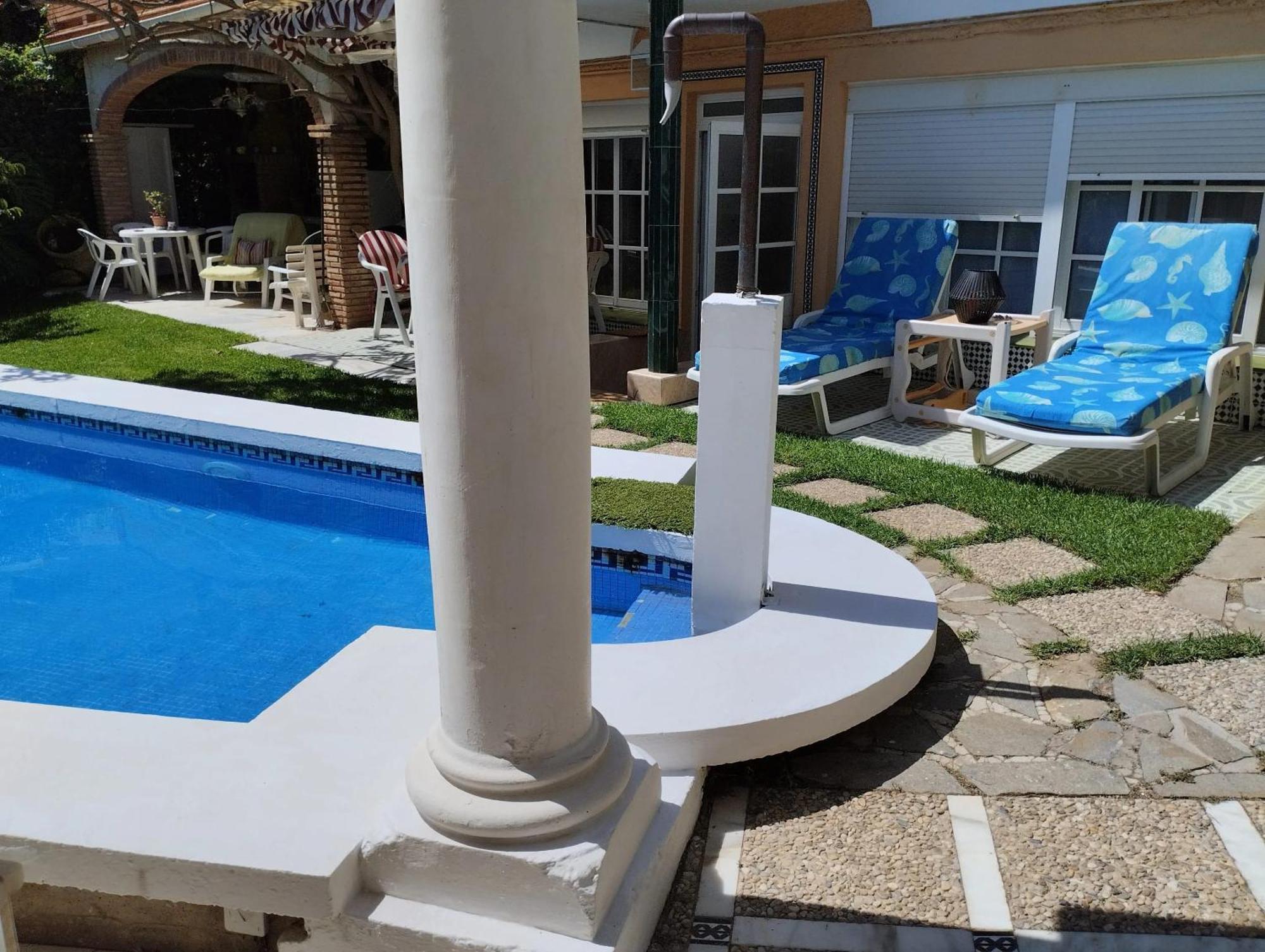 Spacious House With Private Pool Near *