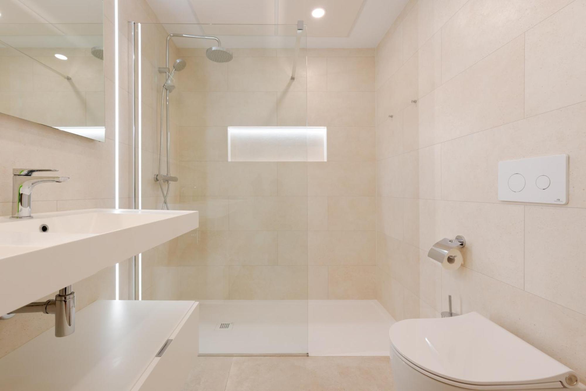 Apartment Jade Tower - 2-bedroom Coastal Luxury In *
