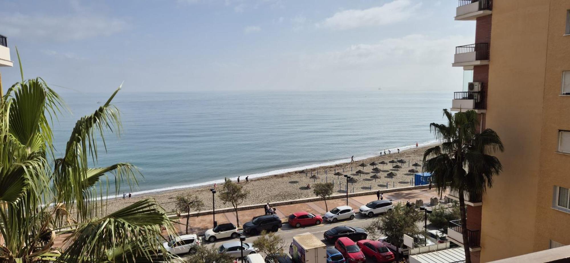 Con Piscina En La Primera Linea De Playa De Huoneisto *