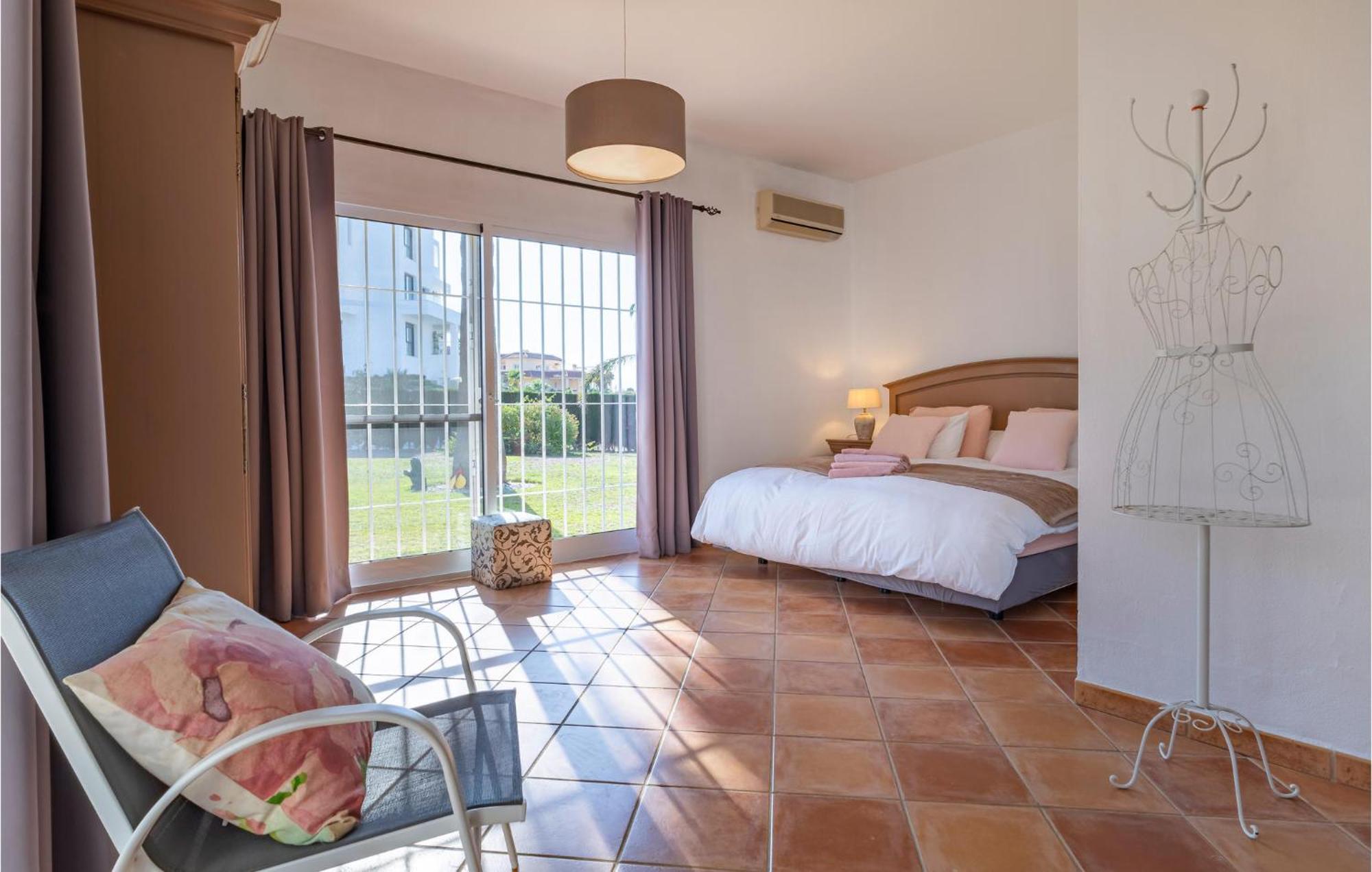 6 Bedroom Stunning In Lagunas De Mijas Сasa de vacaciones *