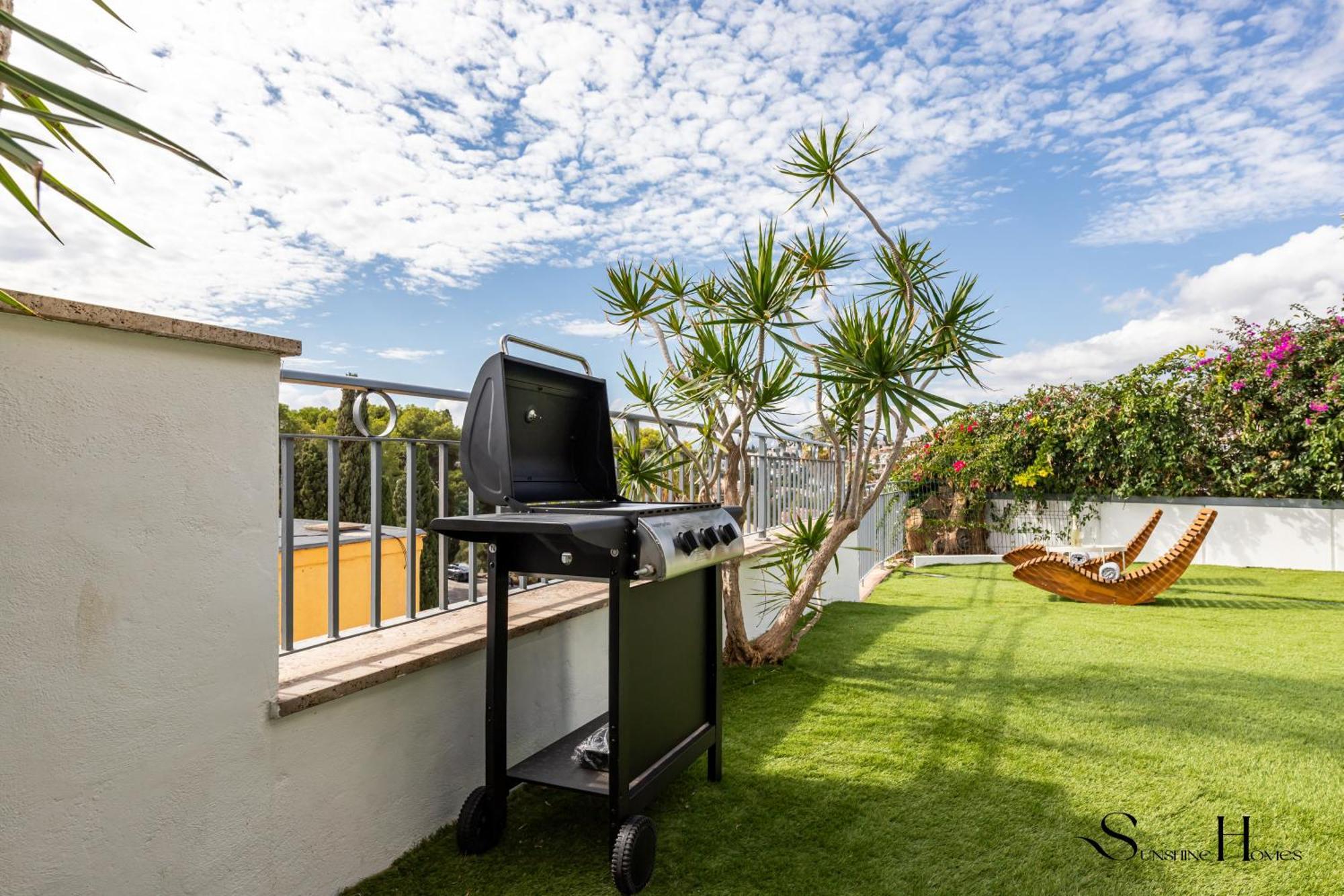 Luxury Townhouse With Rooftop Sauna & Jacuzzi