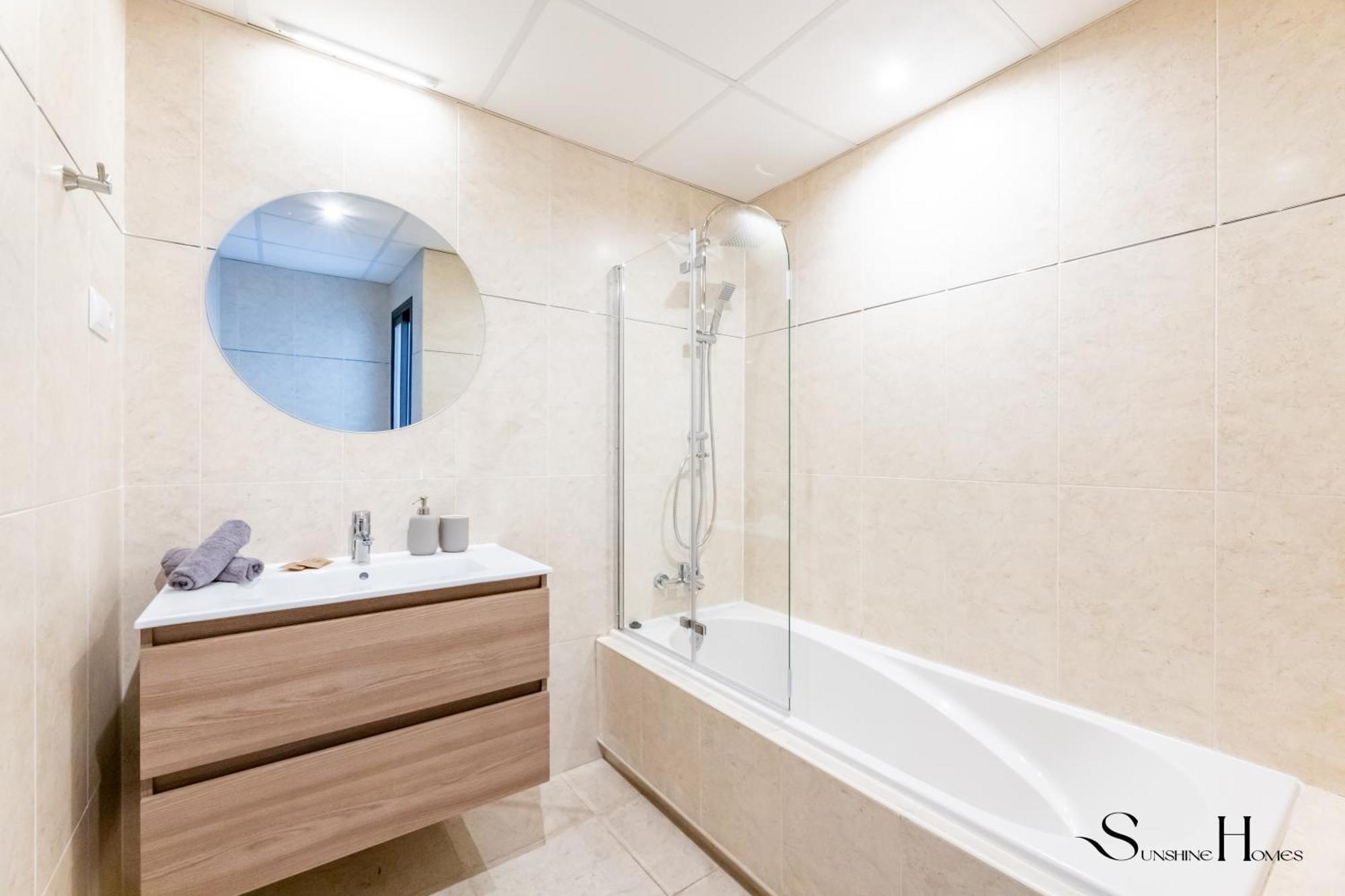 Luxury Townhouse With Rooftop Sauna & Jacuzzi *
