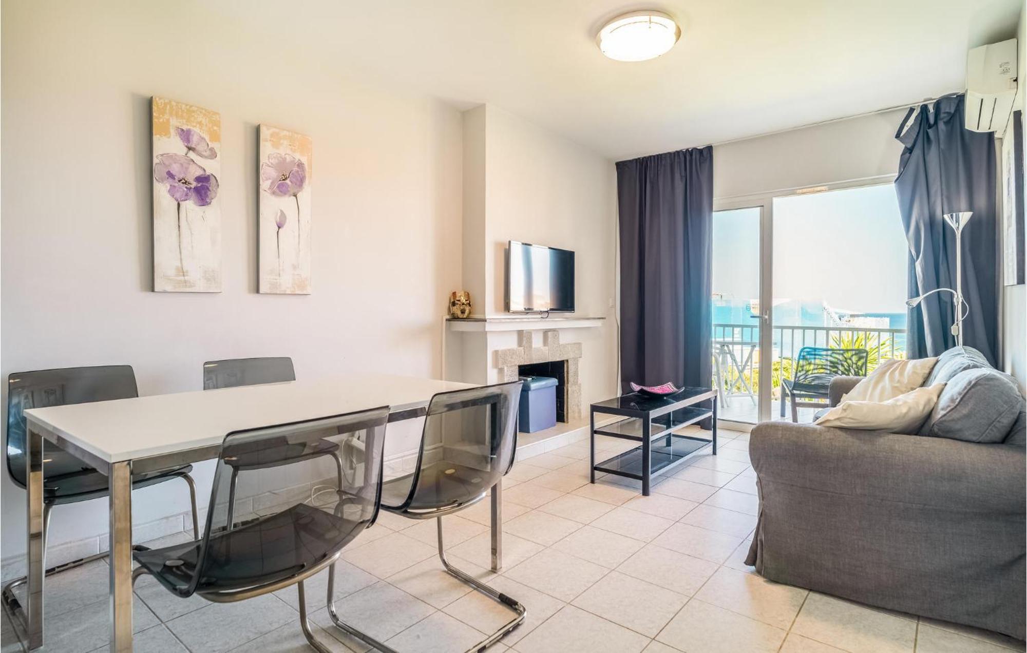 2 Bedroom Nice In Apartamento Fuengirola