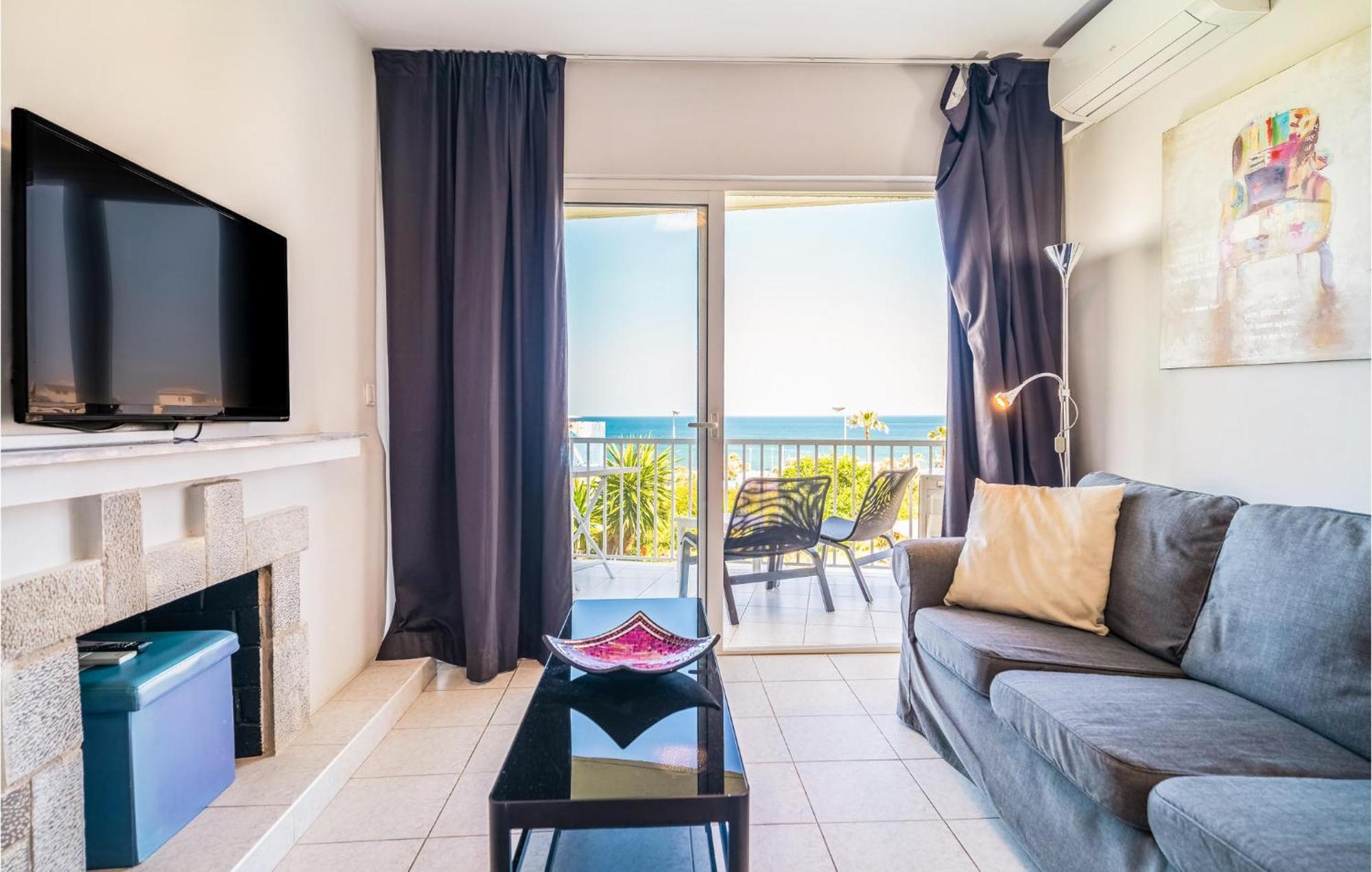 2 Bedroom Nice In Apartamento