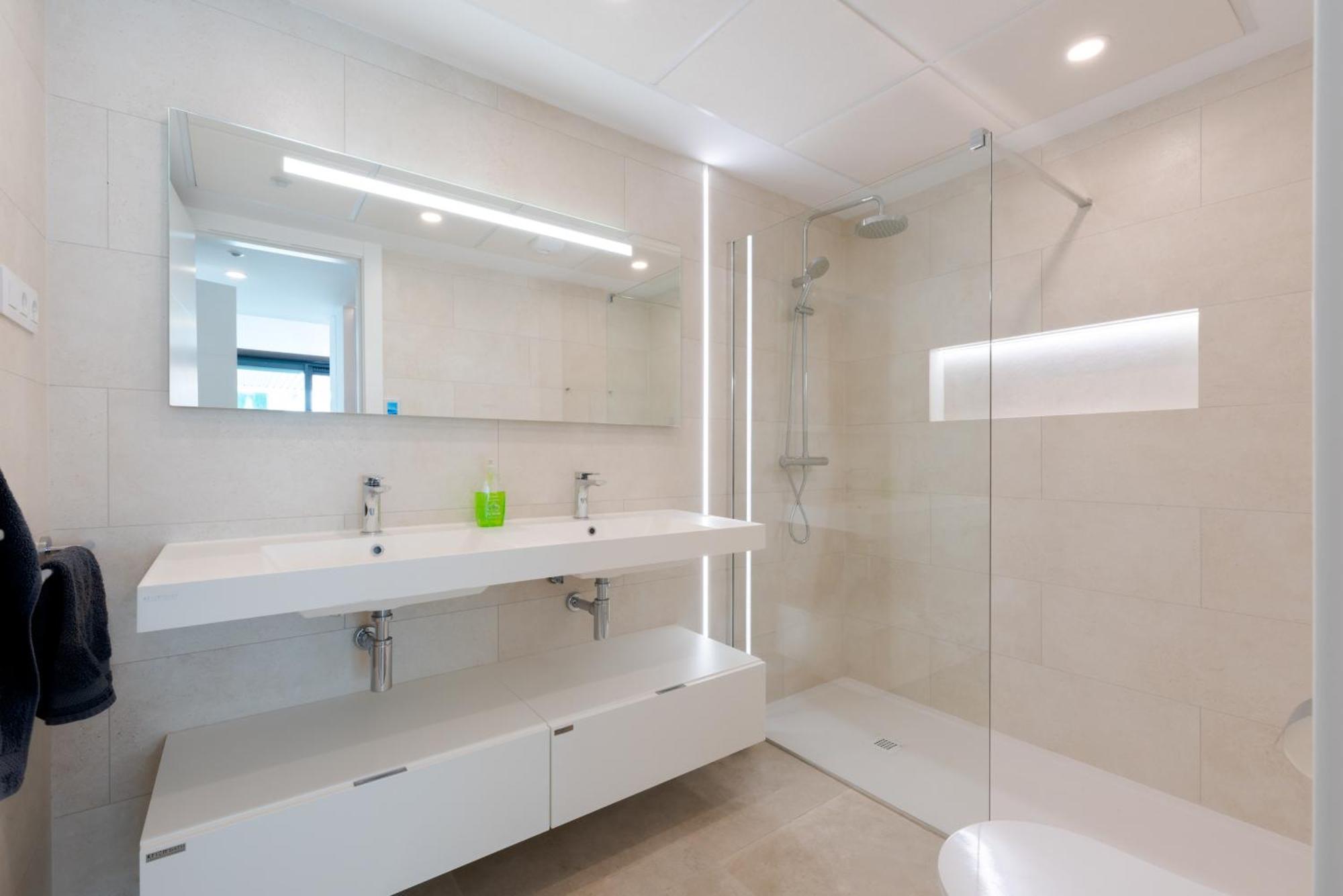 Jade Tower - 2-bedroom Coastal Luxury In Apartment *
