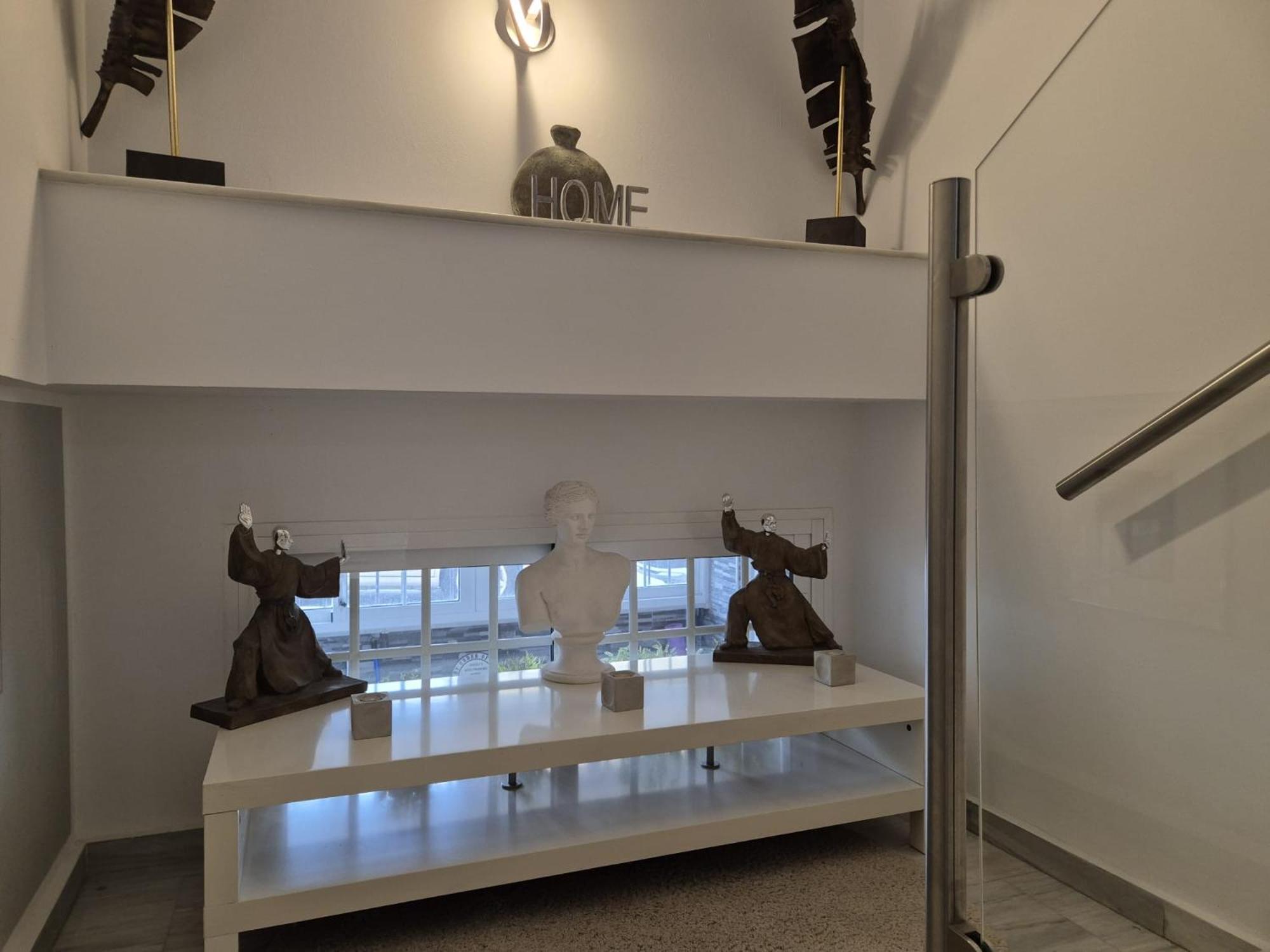 Huoneisto Luxurious Three Bedroom Duplex Close To