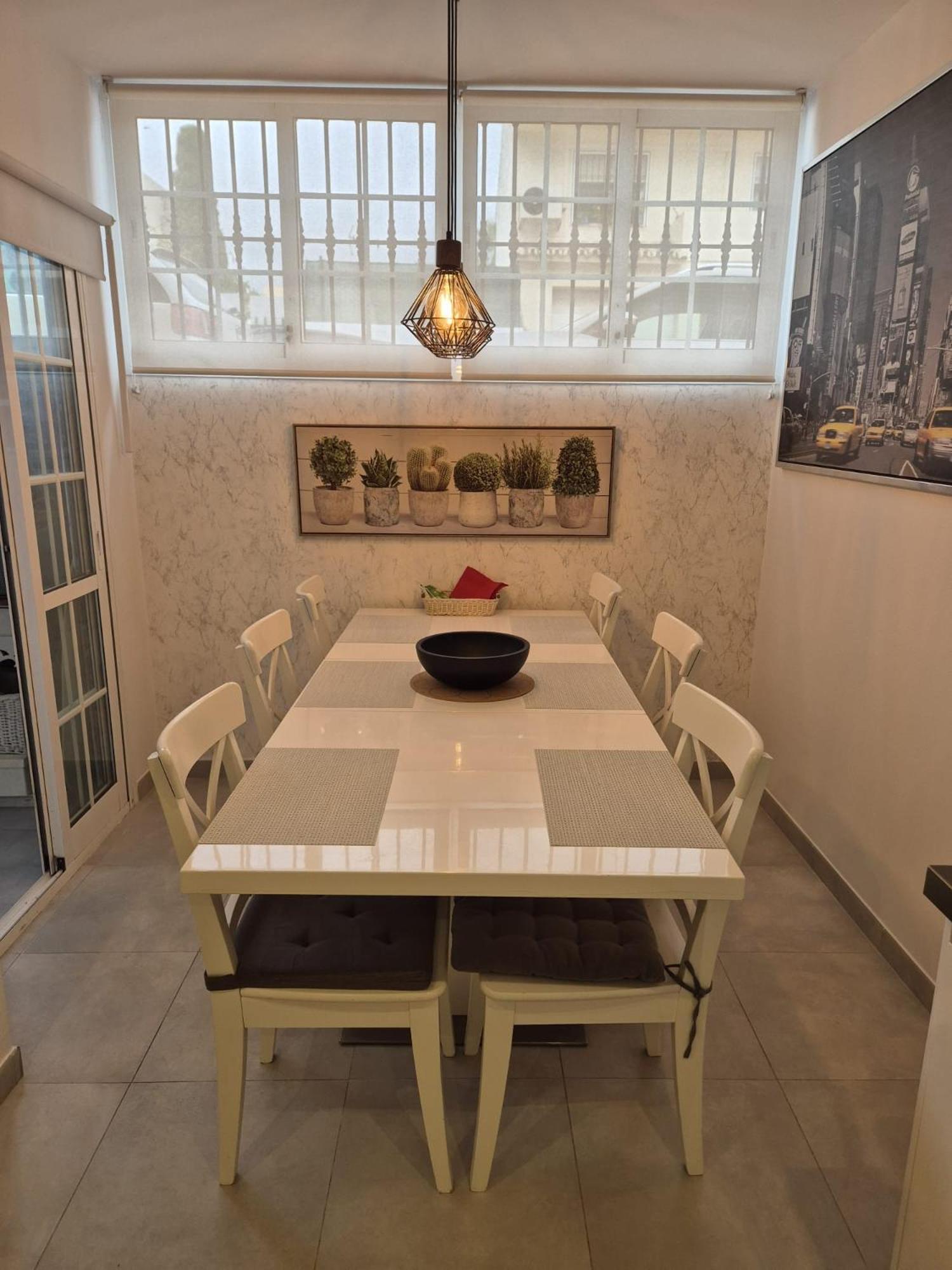 Luxurious Three Bedroom Duplex Close To Huoneisto *