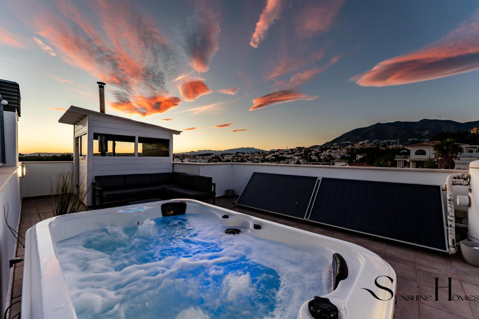 Luxury Townhouse With Rooftop Sauna & Jacuzzi Holiday home Fuengirola