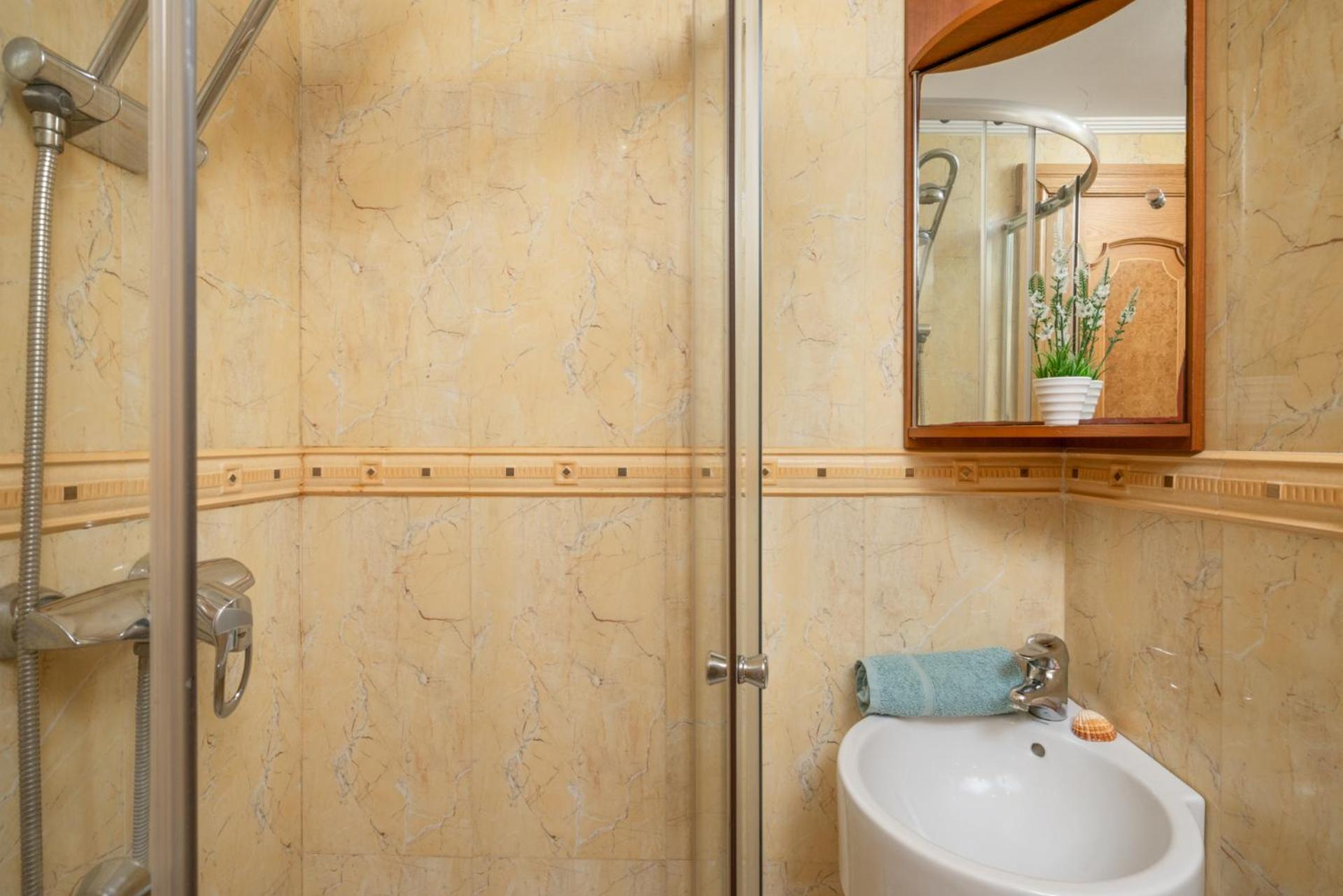Apartamento Beachfront, Two Bed- & Bathrooms, Private Parking *