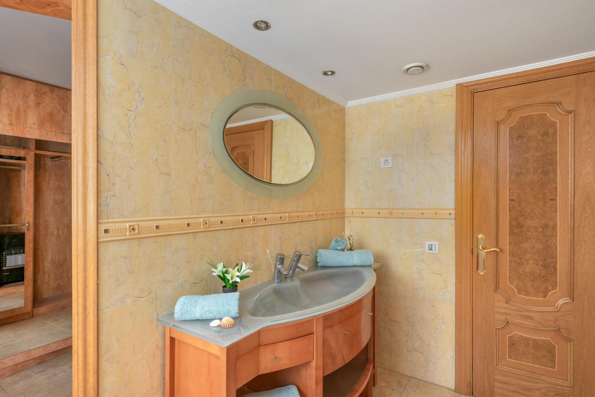 Apartamento Beachfront, Two Bed- & Bathrooms, Private Parking Fuengirola