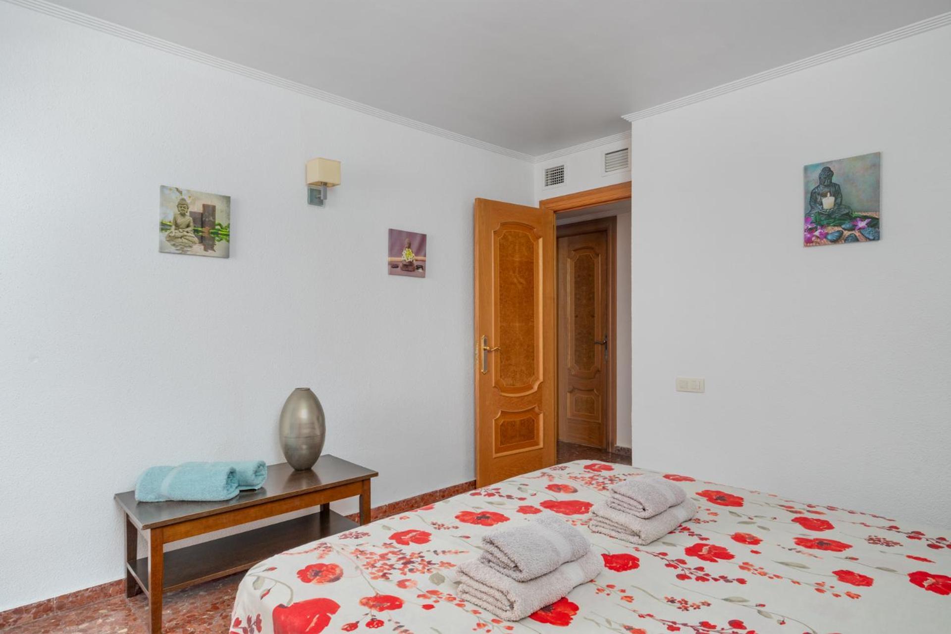 Beachfront, Two Bed- & Bathrooms, Private Parking Apartamento
