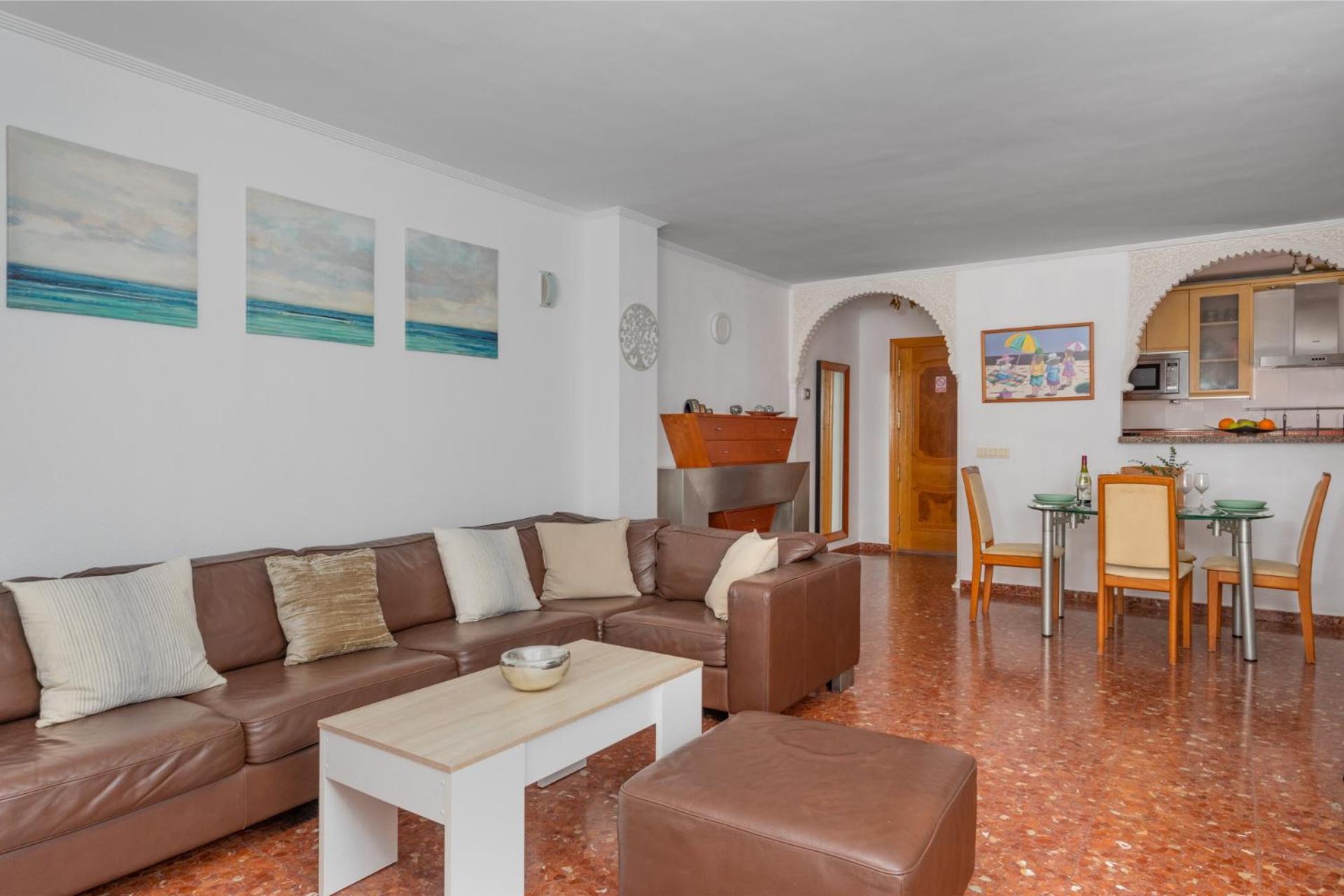 Beachfront, Two Bed- & Bathrooms, Private Parking Apartamento Fuengirola