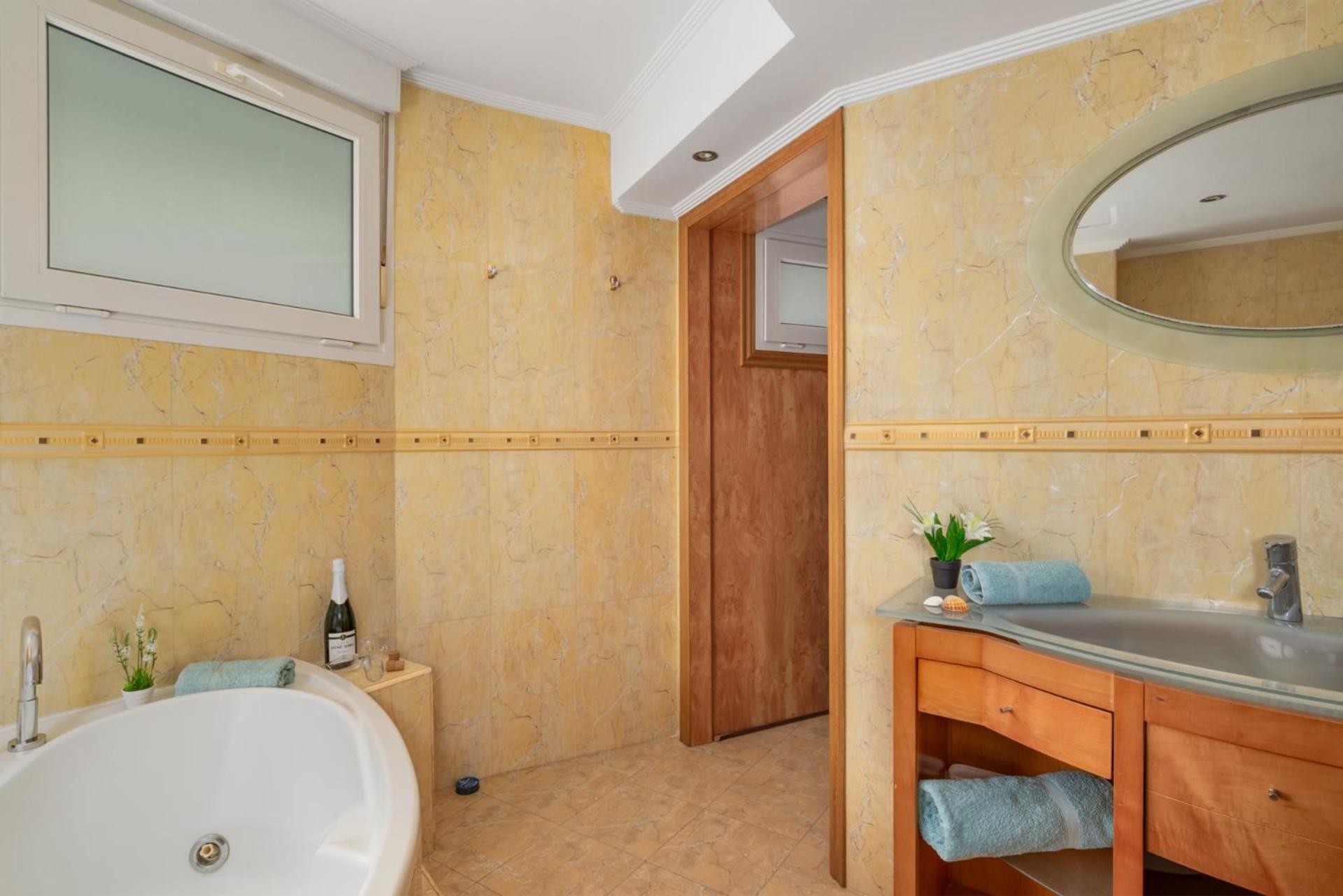 Apartamento Beachfront, Two Bed- & Bathrooms, Private Parking Fuengirola