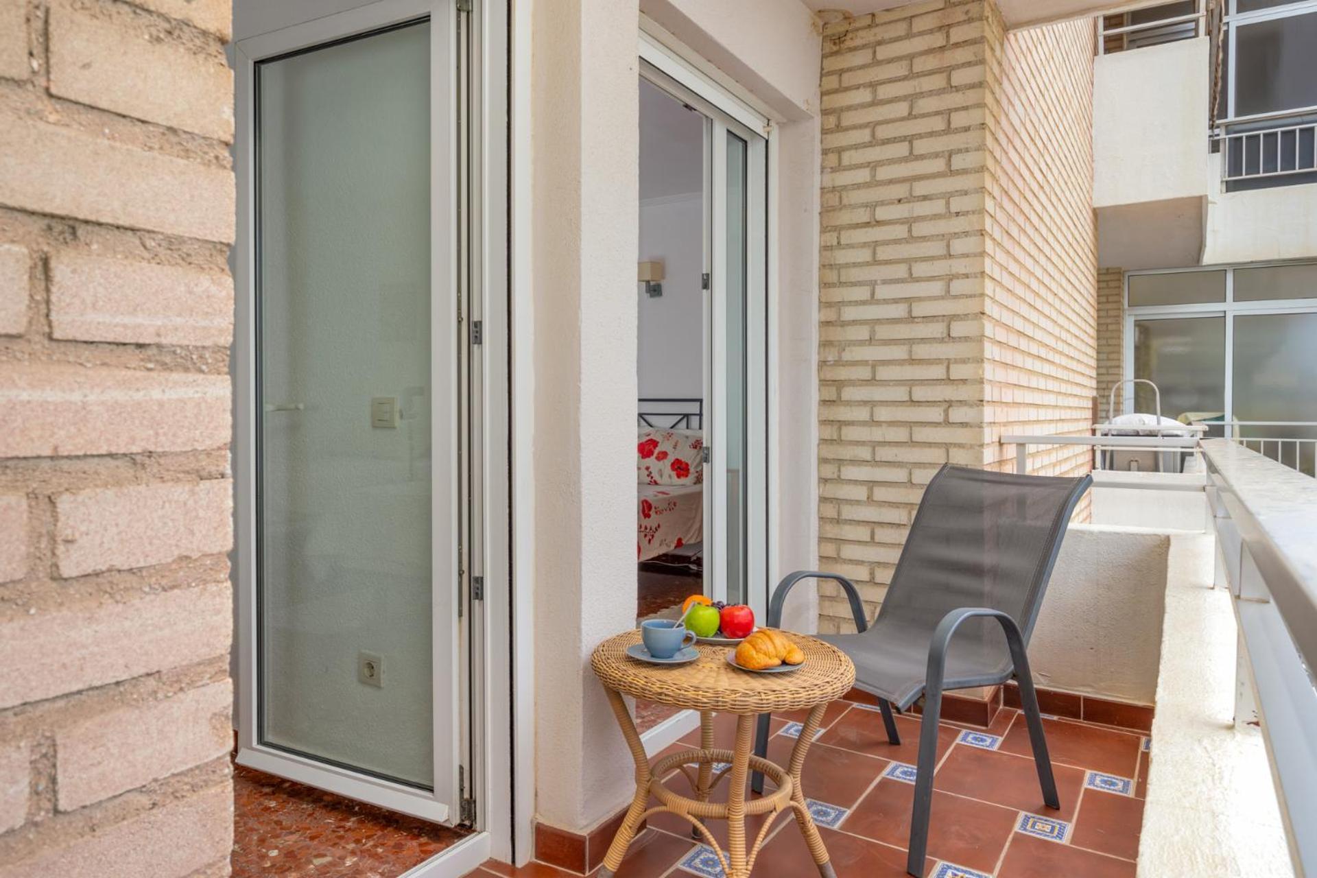 Beachfront, Two Bed- & Bathrooms, Private Parking Apartamento *