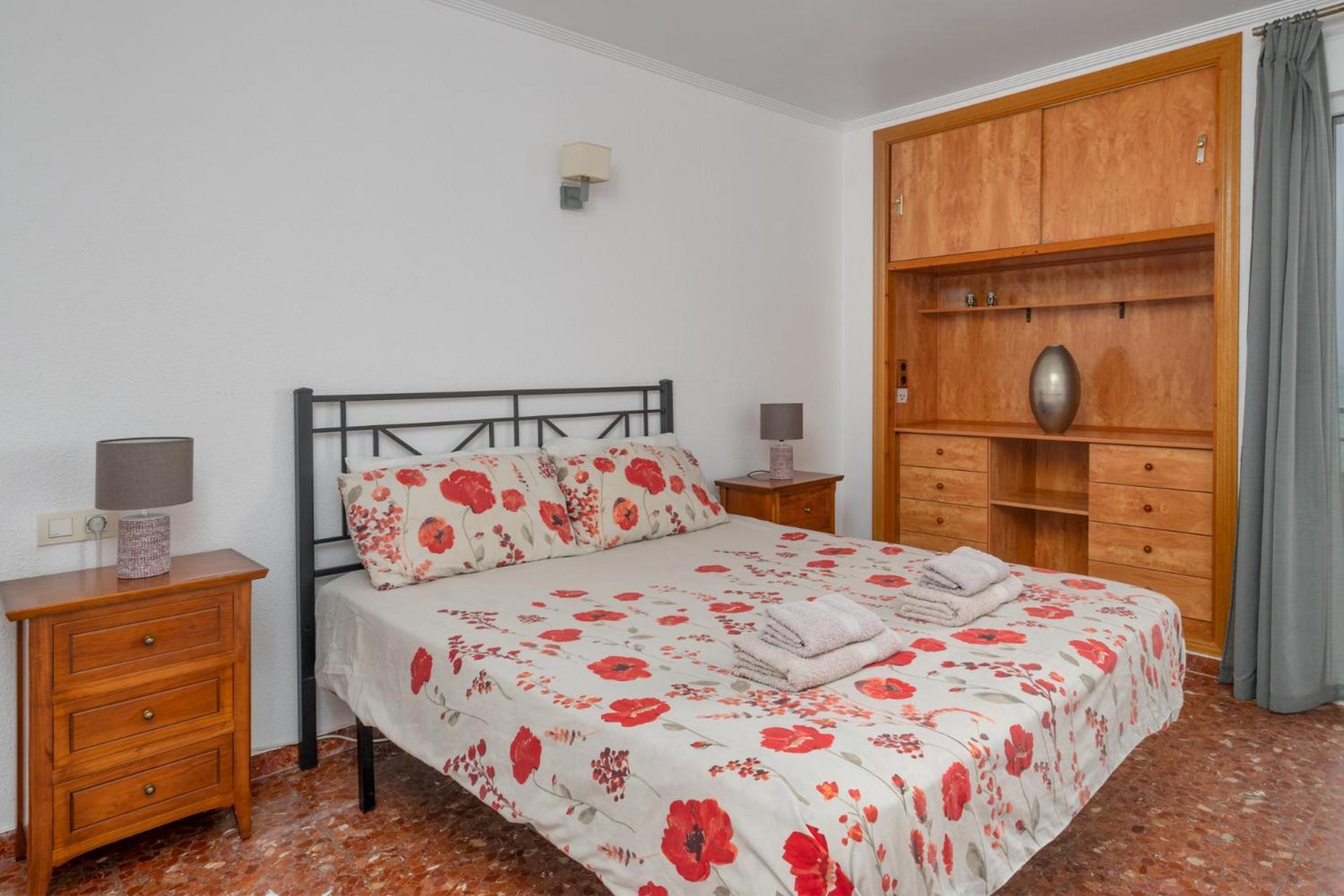 Beachfront, Two Bed- & Bathrooms, Private Parking Apartamento Fuengirola