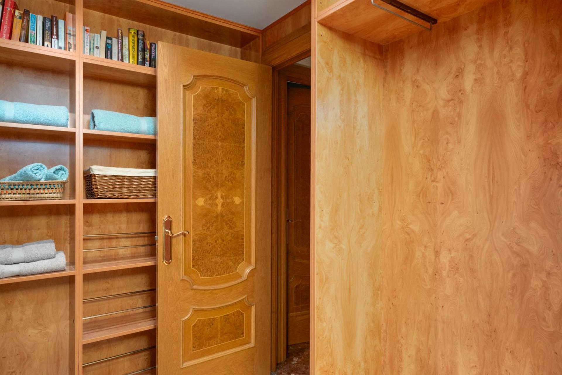 Beachfront, Two Bed- & Bathrooms, Private Parking