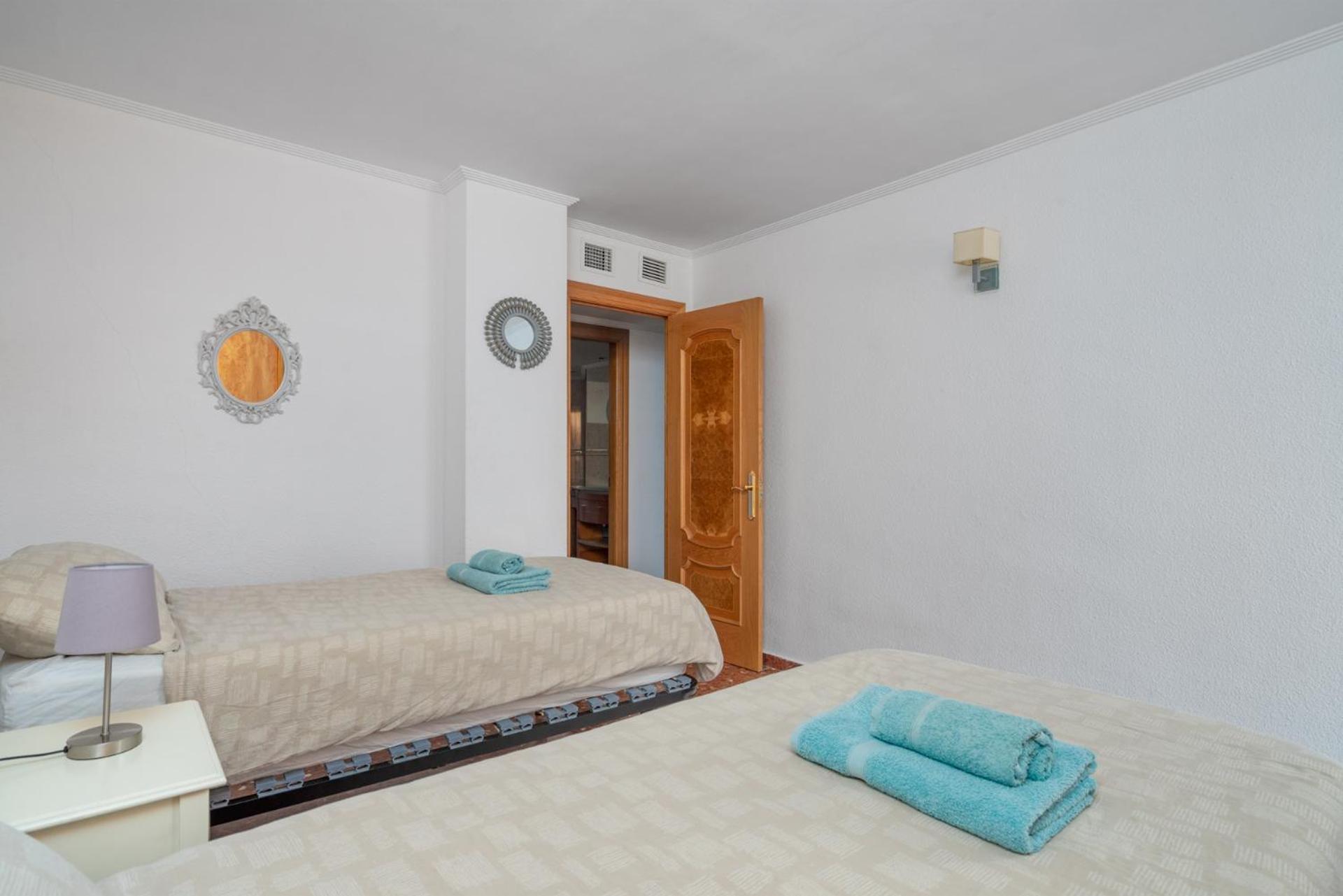 Beachfront, Two Bed- & Bathrooms, Private Parking Apartamento *