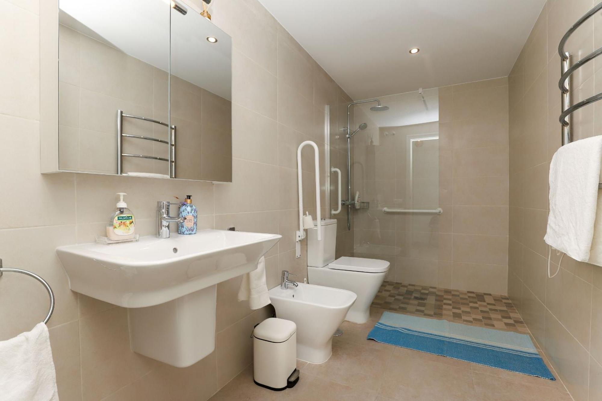 Beachfront - Dona Sofia Apartment