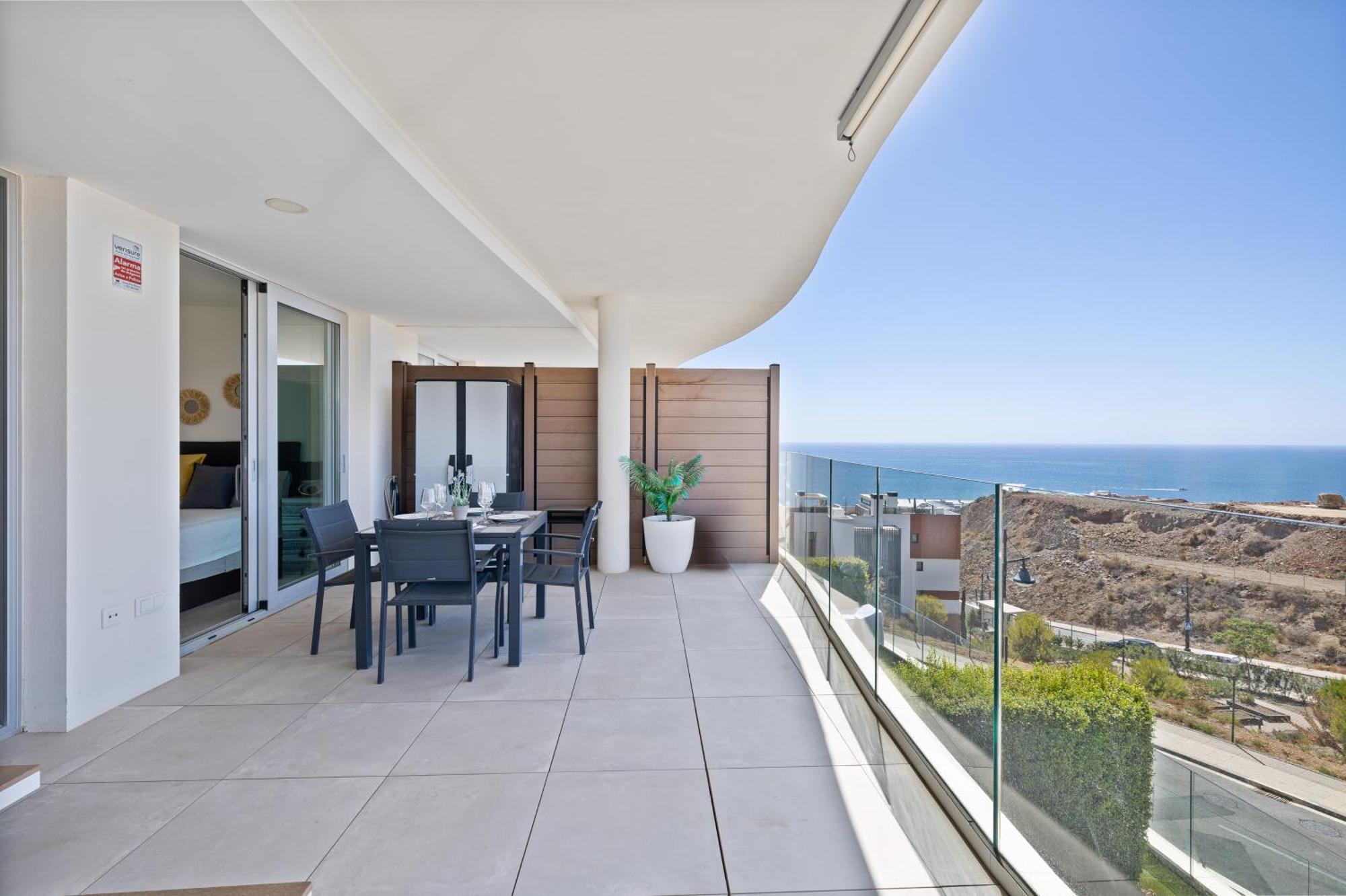 Sea Breeze Apartment *