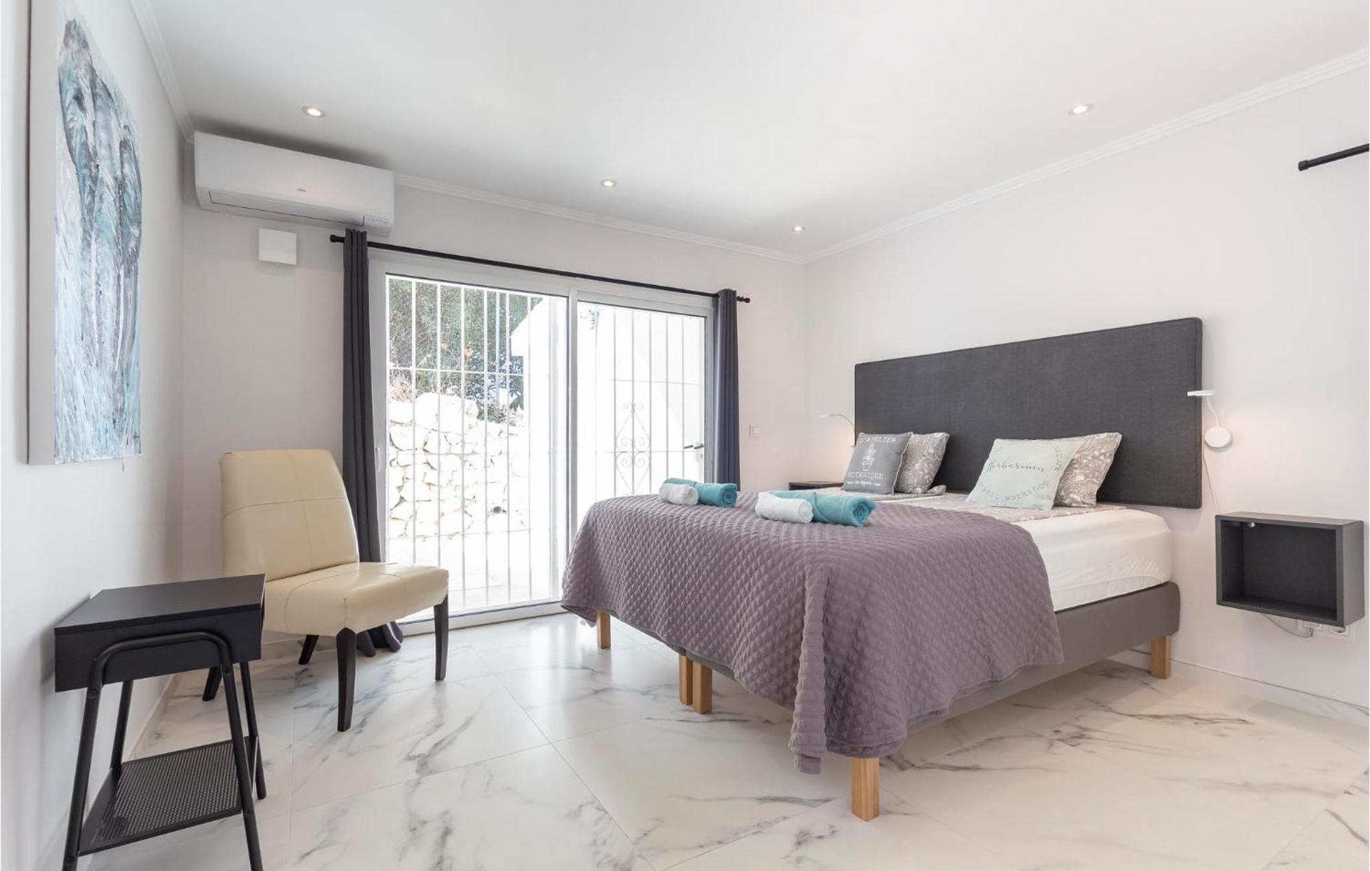 Holiday home 7 Bedroom Beautiful In Lagunas De Mijas