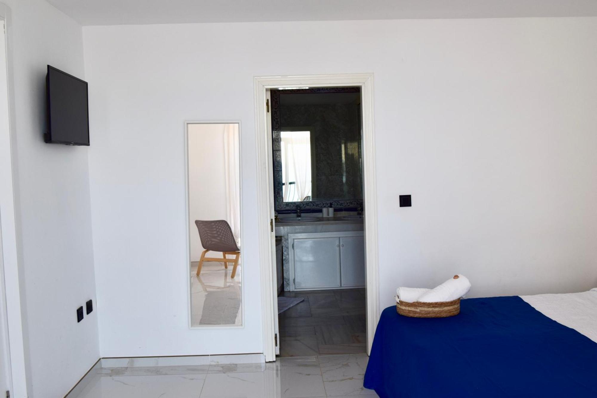 Beachfront Heaven - Carvajal Apartment *