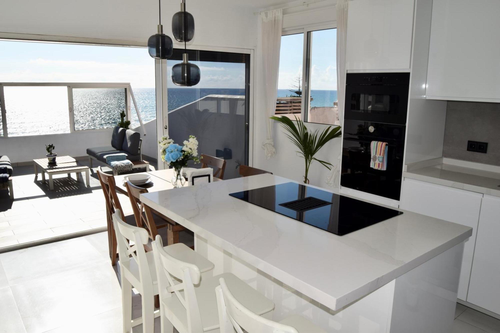 Beachfront Heaven - Carvajal Apartment