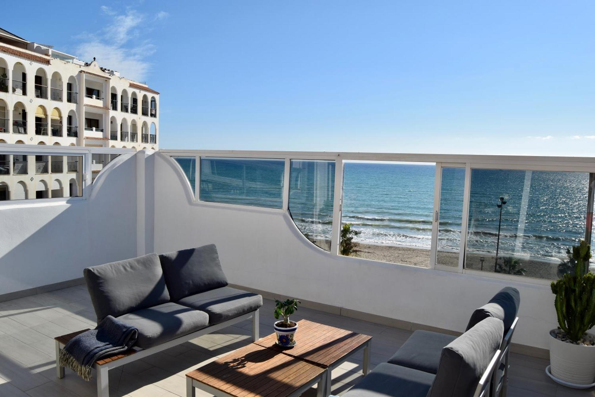 Beachfront Heaven - Carvajal Apartment