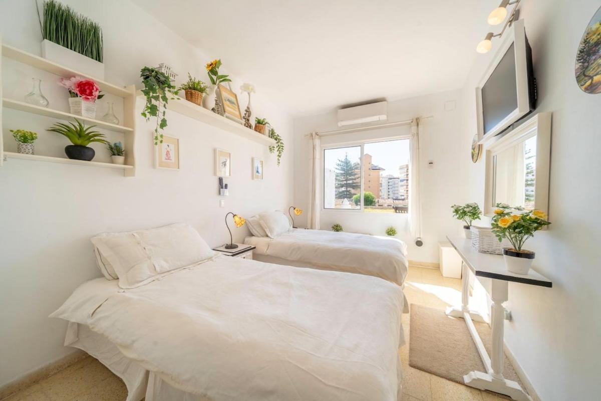 Sun-drenched, Sea-view With Giant Patio! Apartment Fuengirola