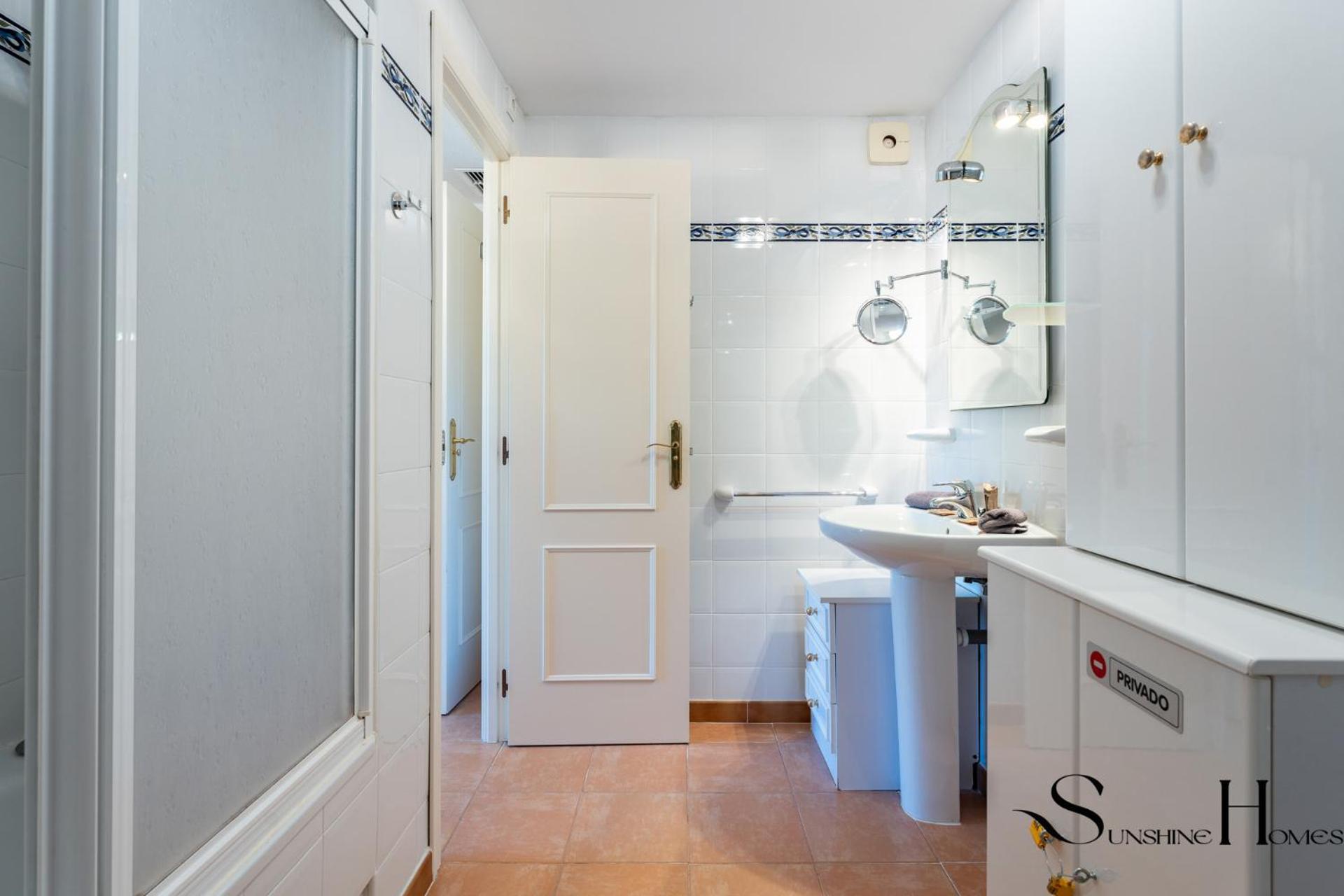 Mountain Views, Pool & Rooftop, Cozy 2br For 6