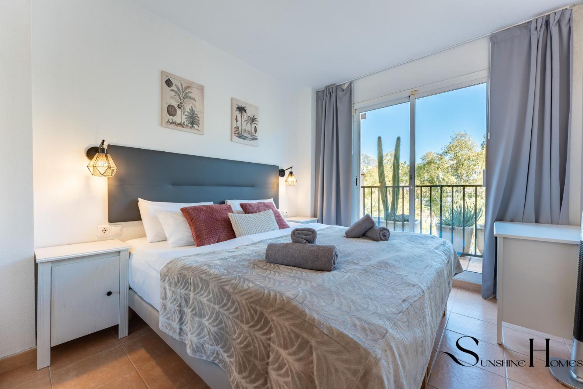Mountain Views, Pool & Rooftop, Cozy 2br For 6