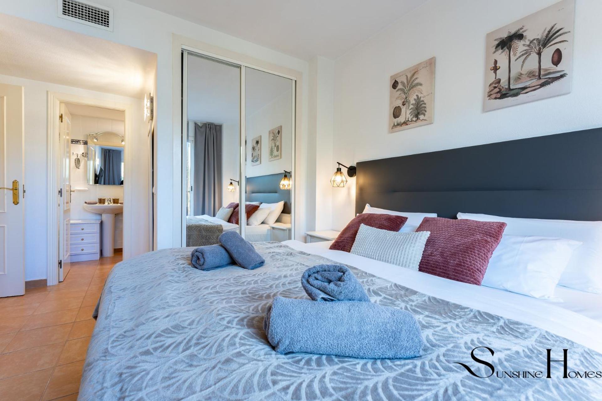 Mountain Views, Pool & Rooftop, Cozy 2br For 6