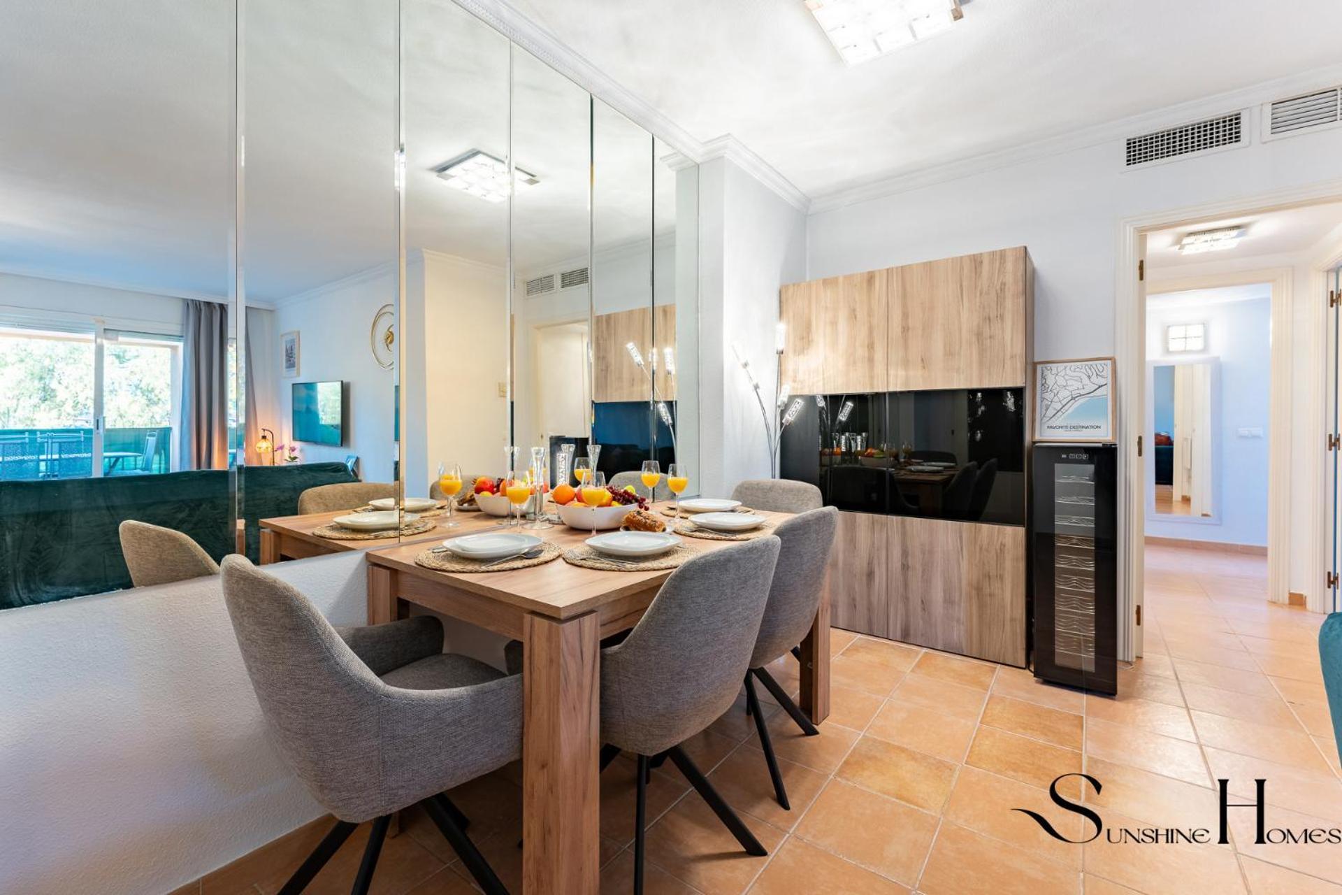 Mountain Views, Pool & Rooftop, Cozy 2br For 6
