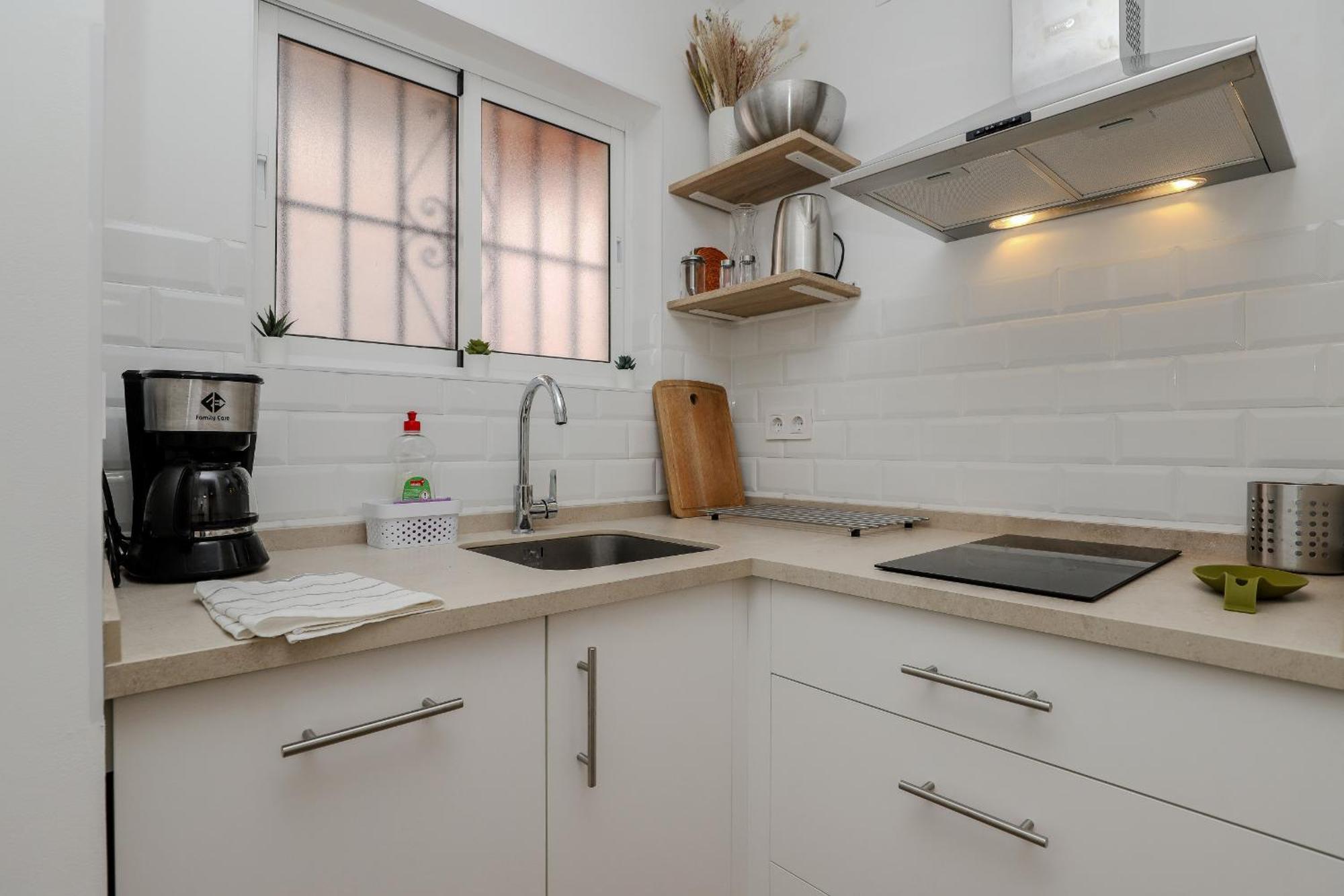 Centre, Renovated, 200m Apartment *
