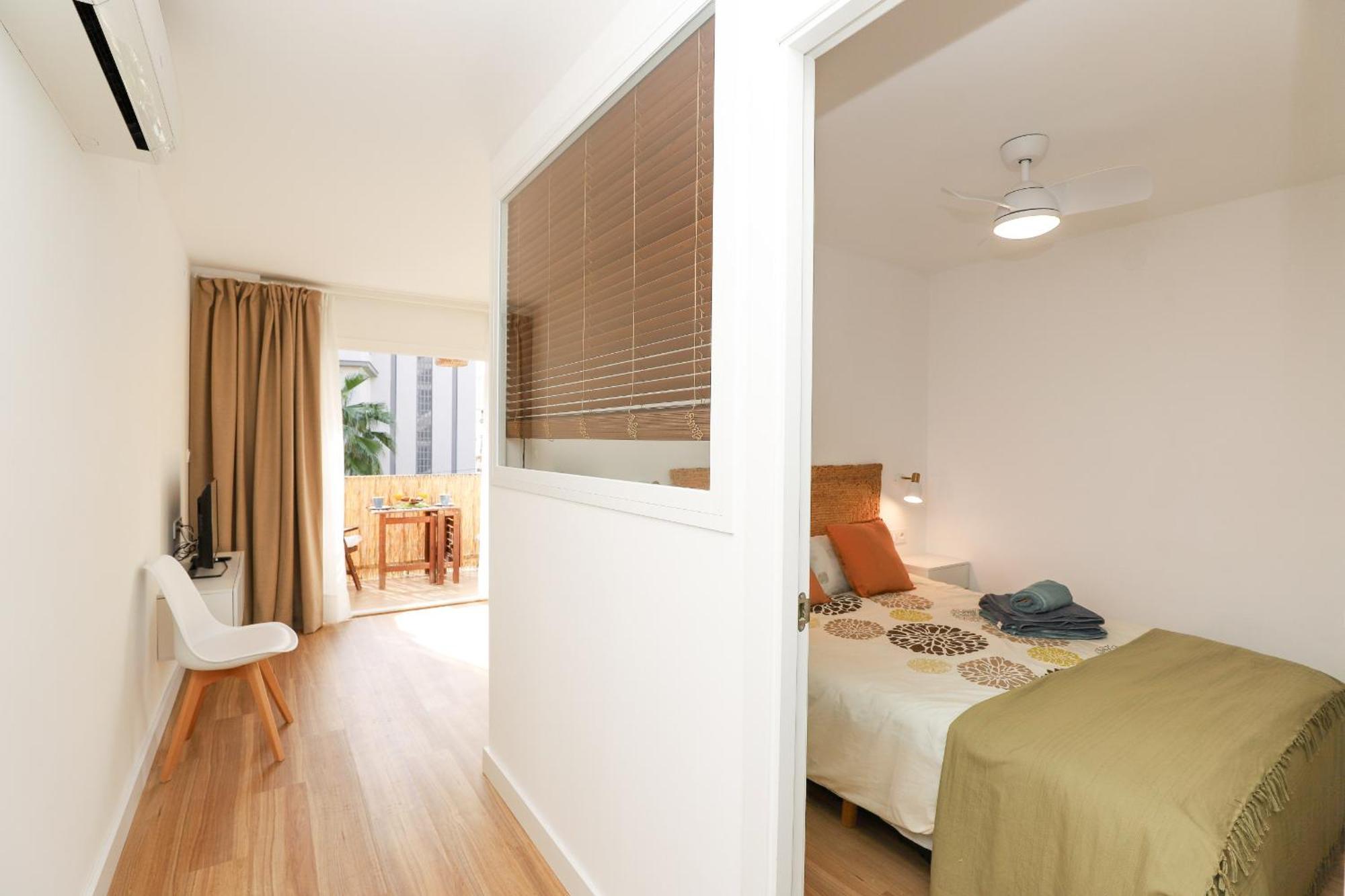 Centre, Renovated, 200m Apartment