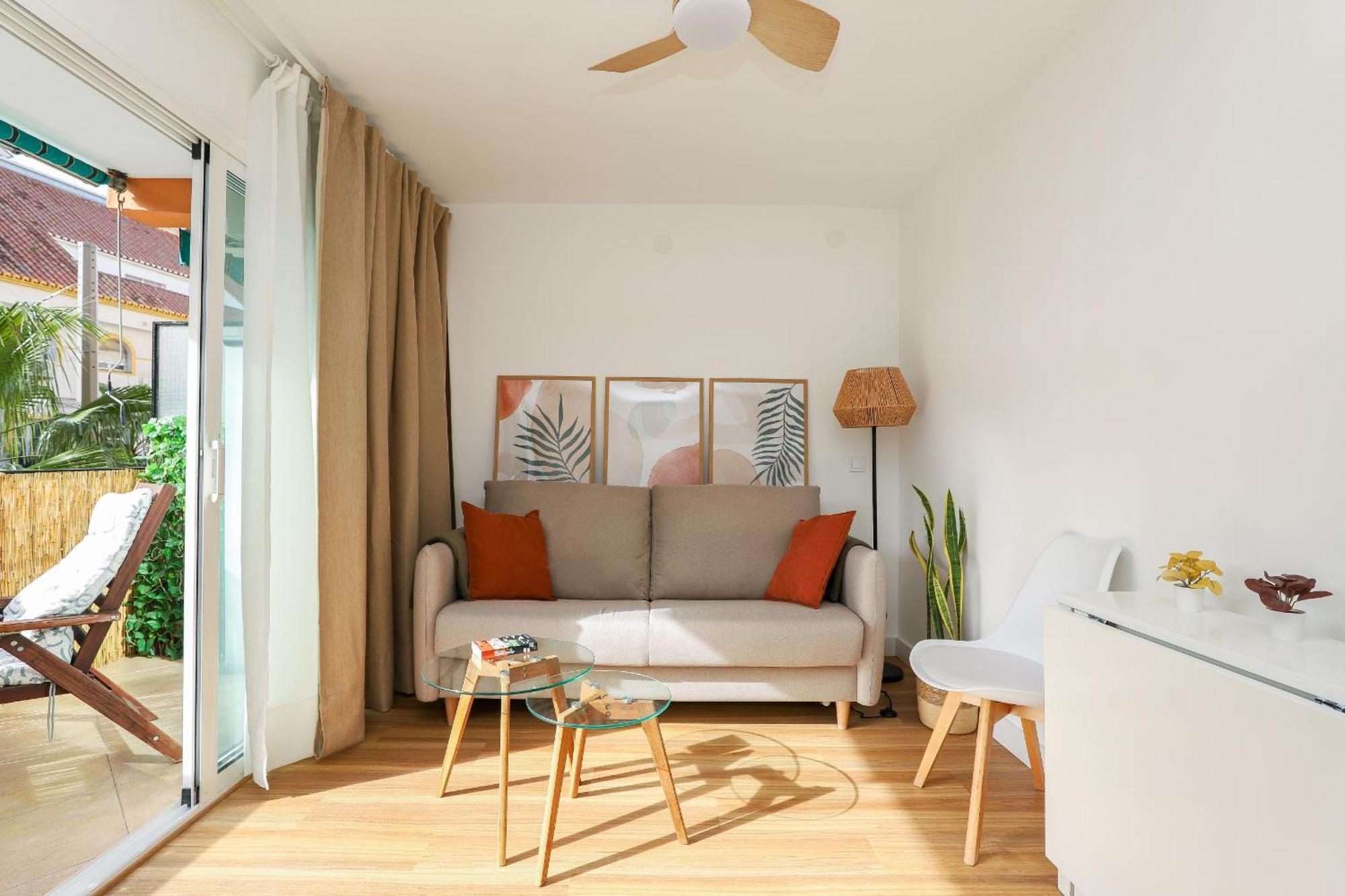 Centre, Renovated, 200m Apartment
