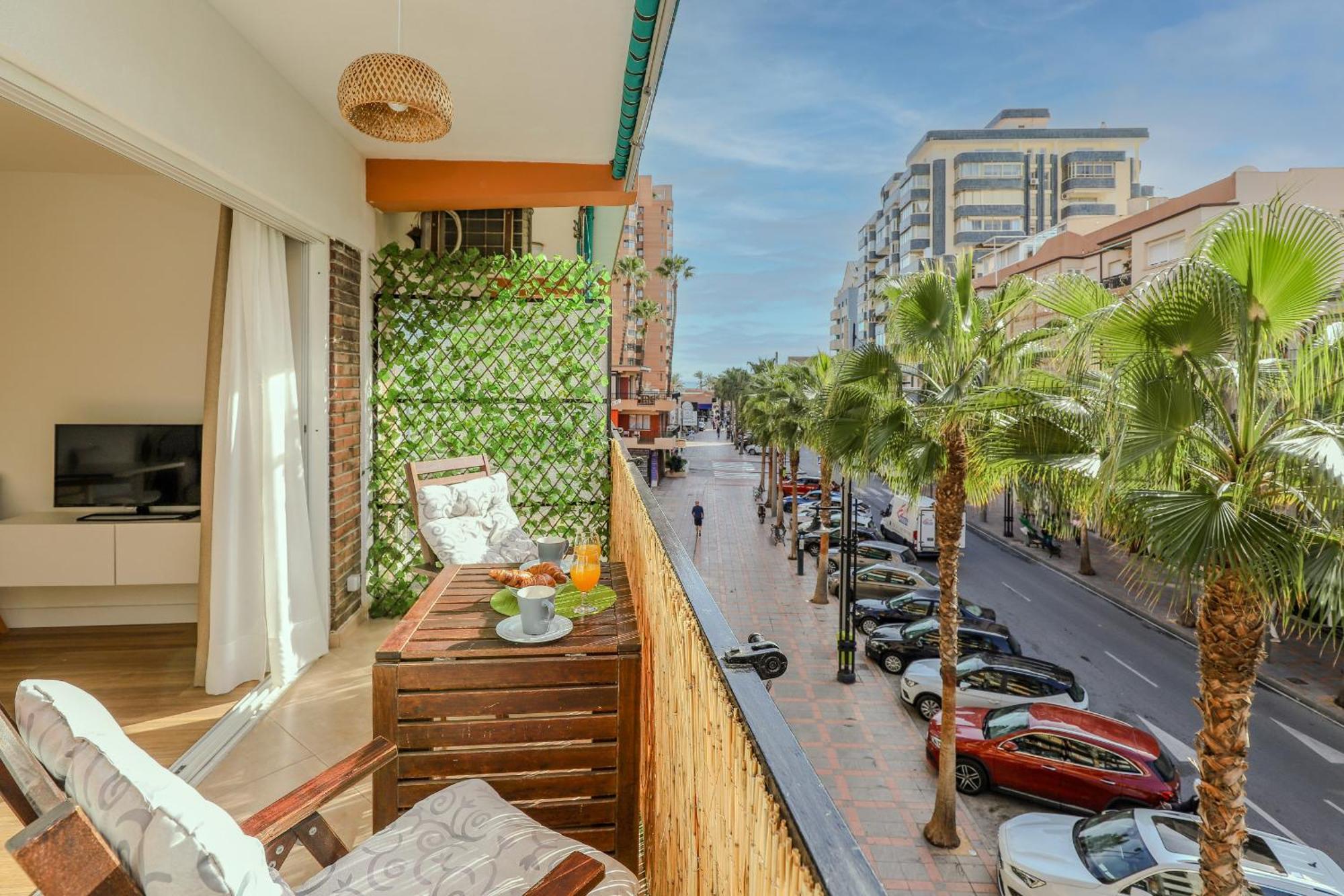 Centre, Renovated, 200m Apartment