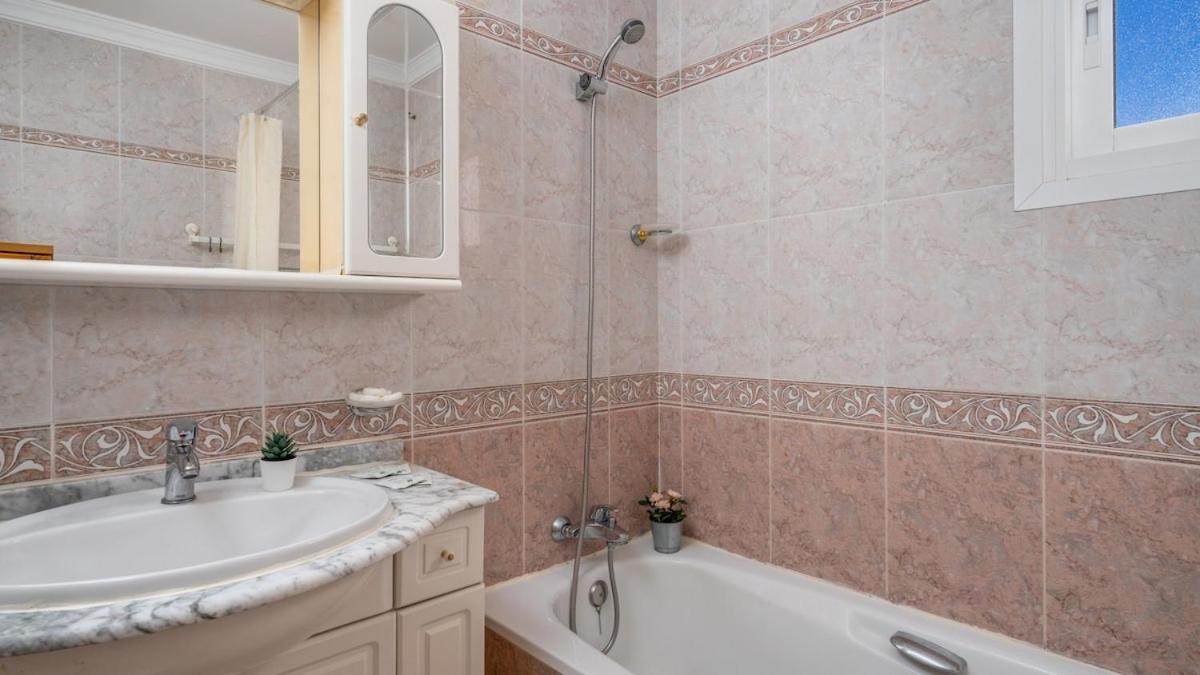 Cozy Seaview Getaway Apartment Fuengirola