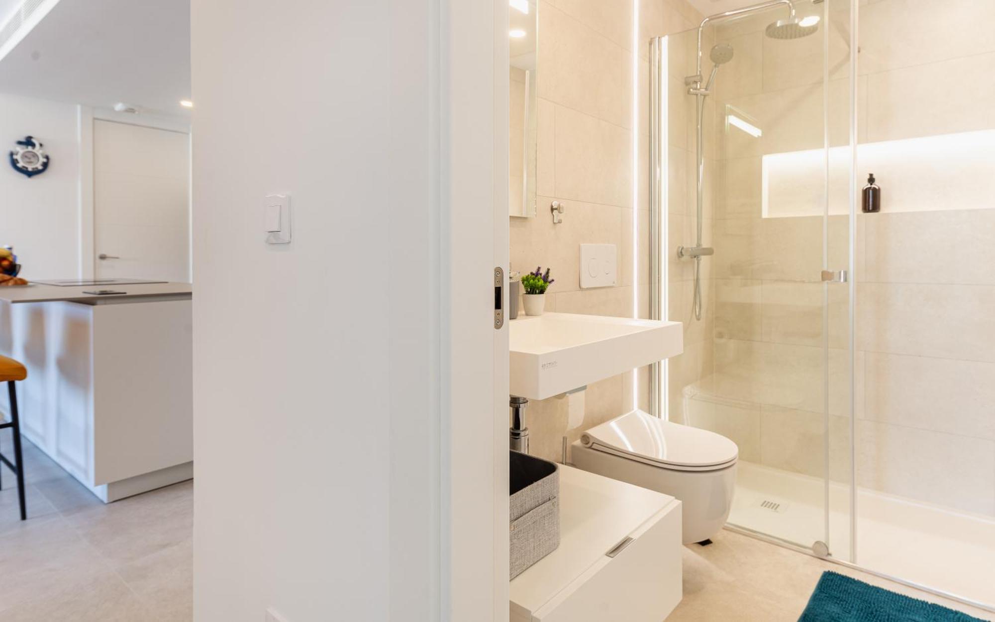 Apartment Jade Luxury In A Brand New Exclusive Complex With Mountain And Seaview, 100 Metres From Beach, Free Private Parking Fuengirola