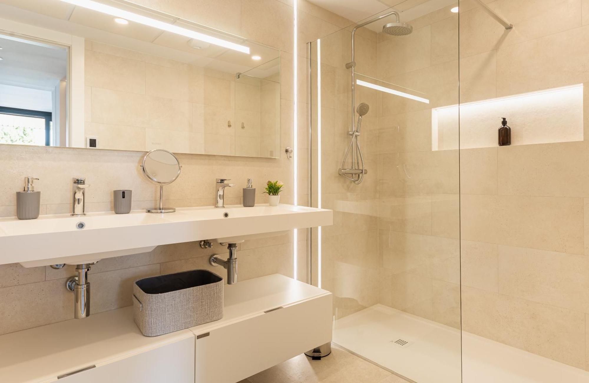 Jade Luxury In A Brand New Exclusive Complex With Mountain And Seaview, 100 Metres From Beach, Free Private Parking *
