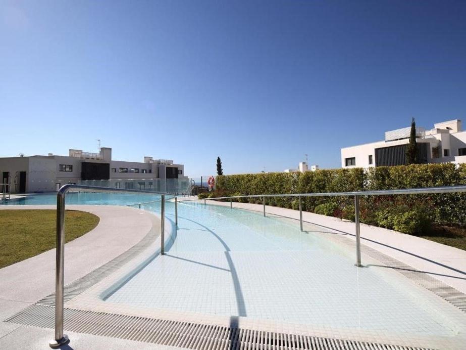 Luxury, Ocean View, Pool, Gym & Club Apartment *