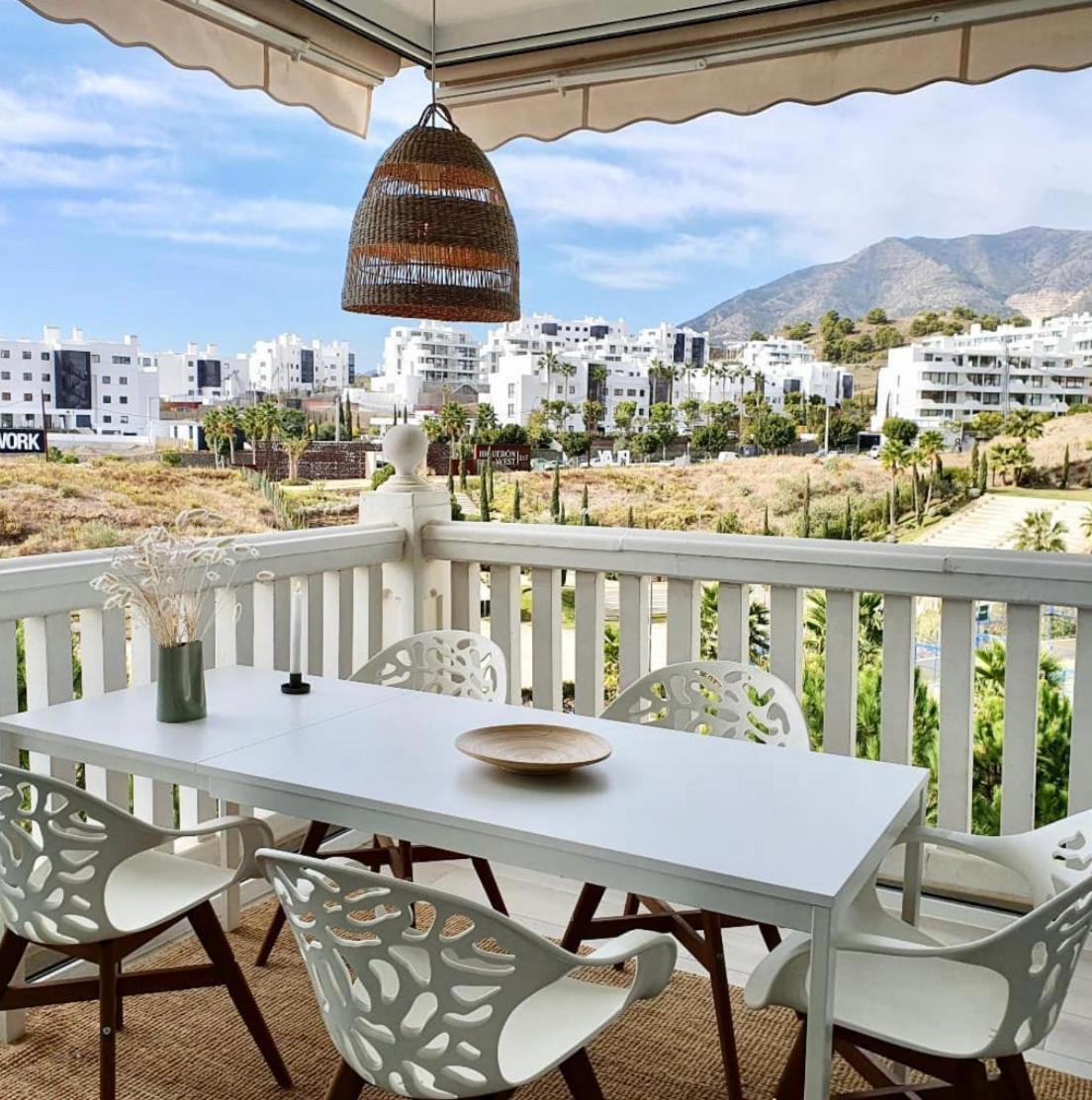 Bright And Lovely - Fuengirola