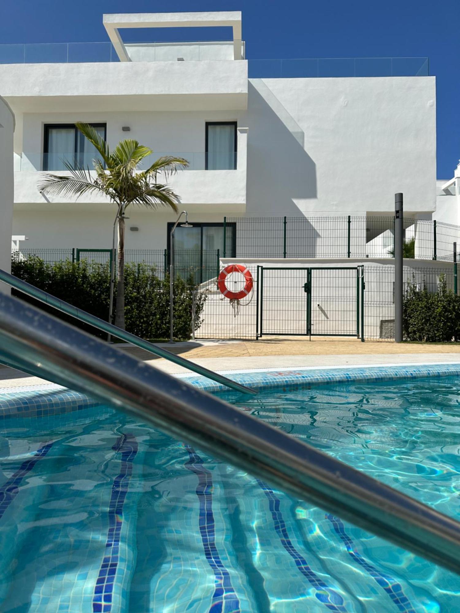 House Close To With Shared Pool *