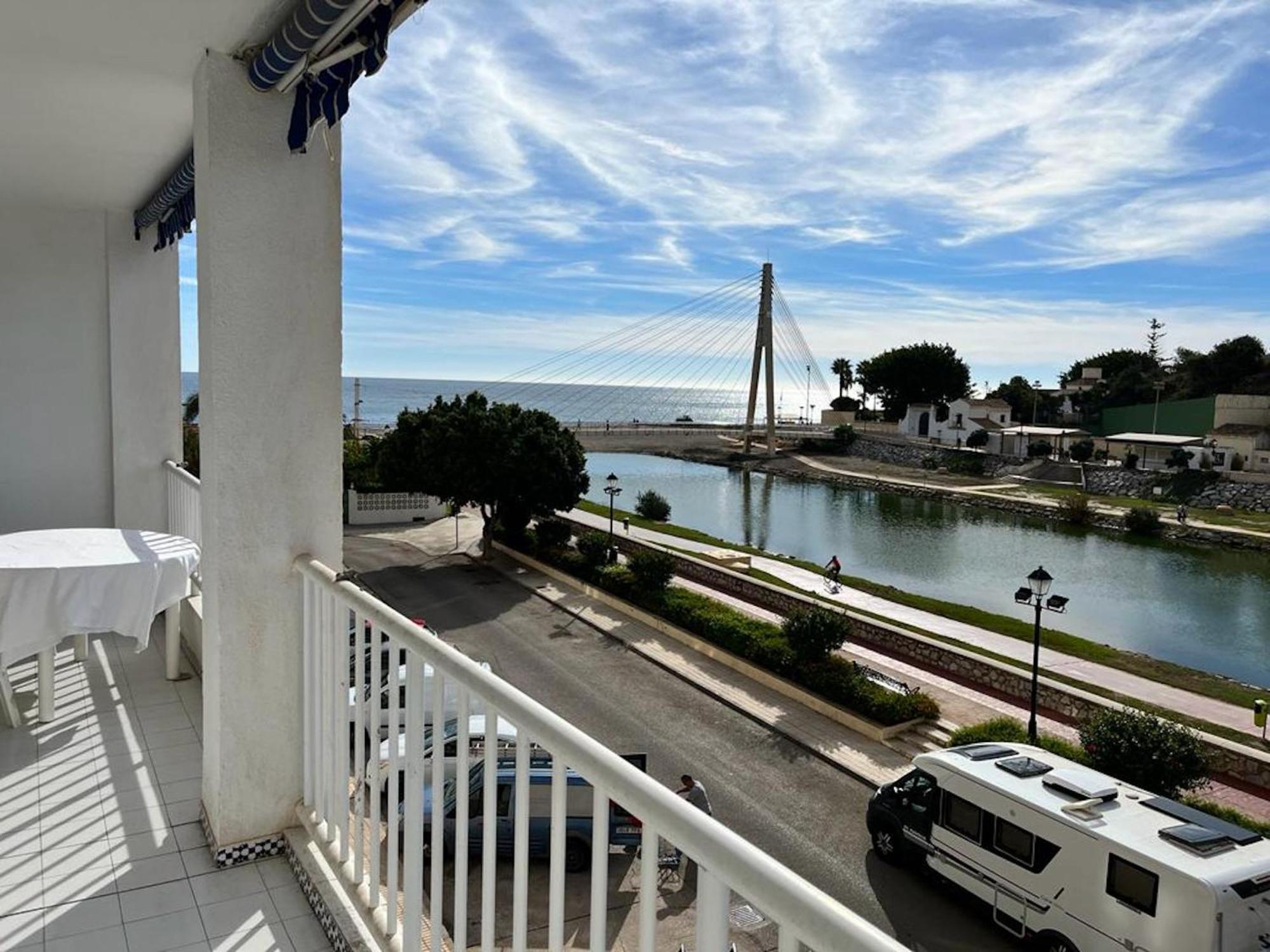 Bright And With Incredible Views In Beachfront Fuengirola