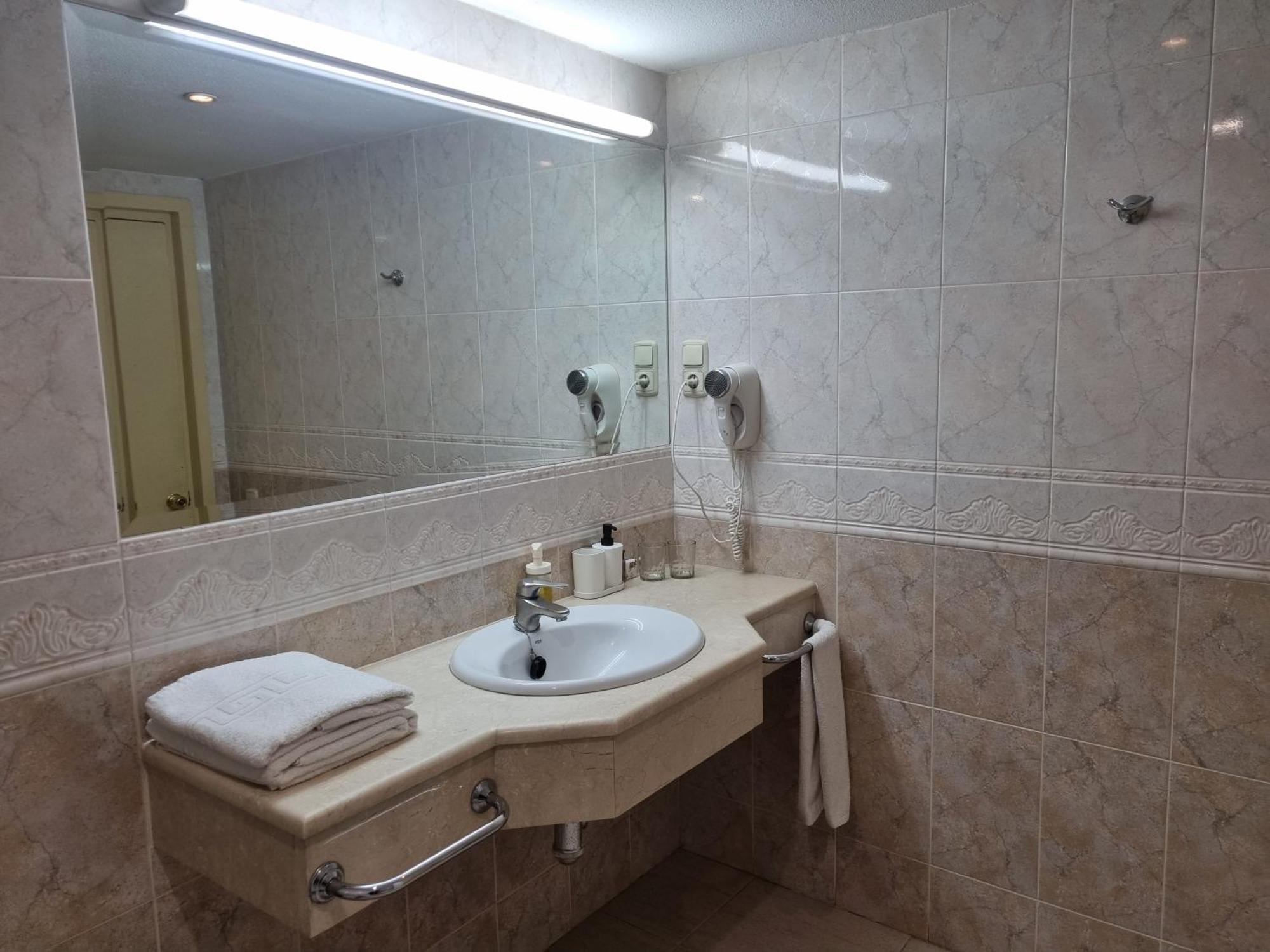 Pyr Beachfront And Pool 2bd