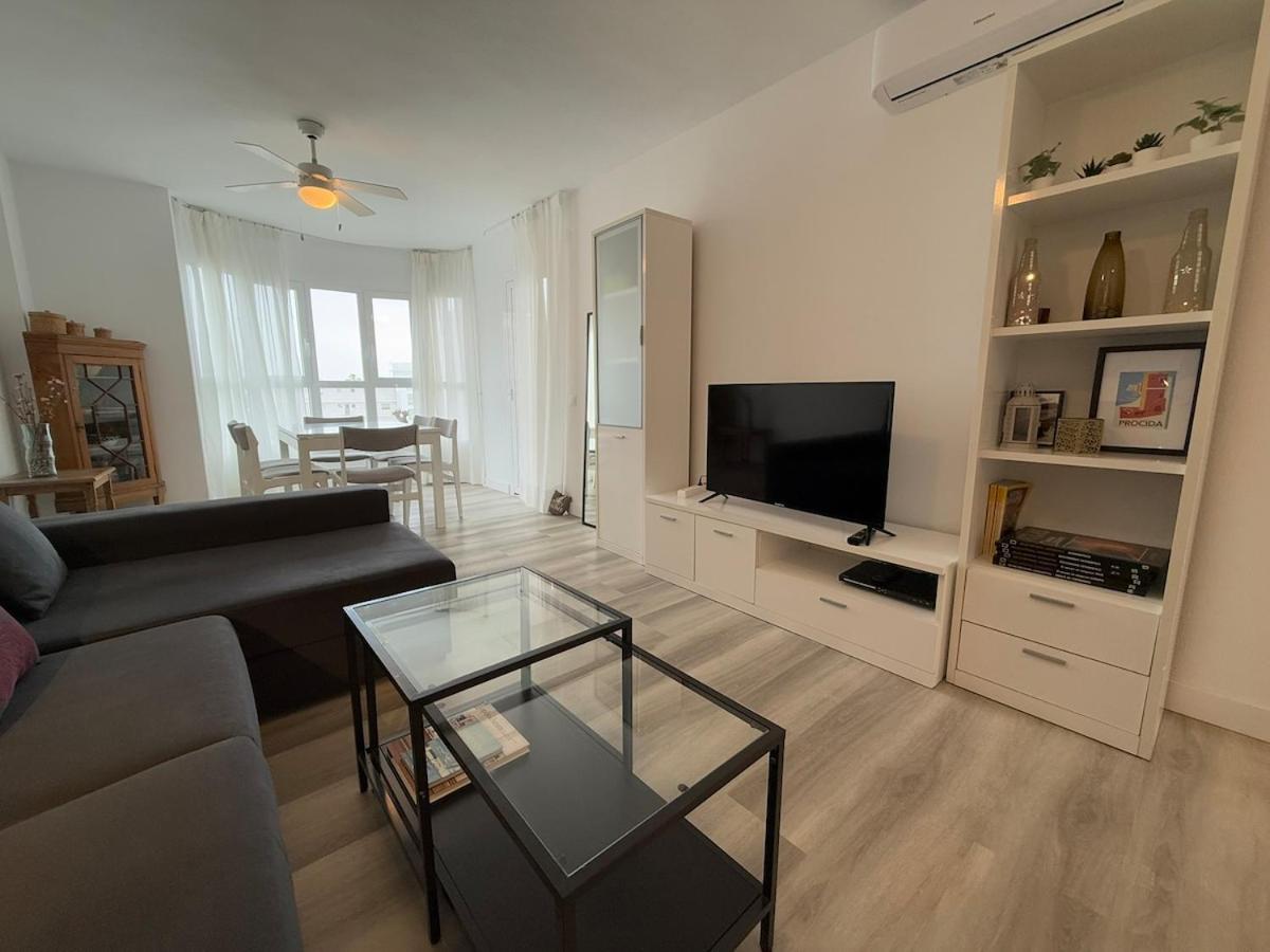 Stylish & Sunny With Pool Apartment