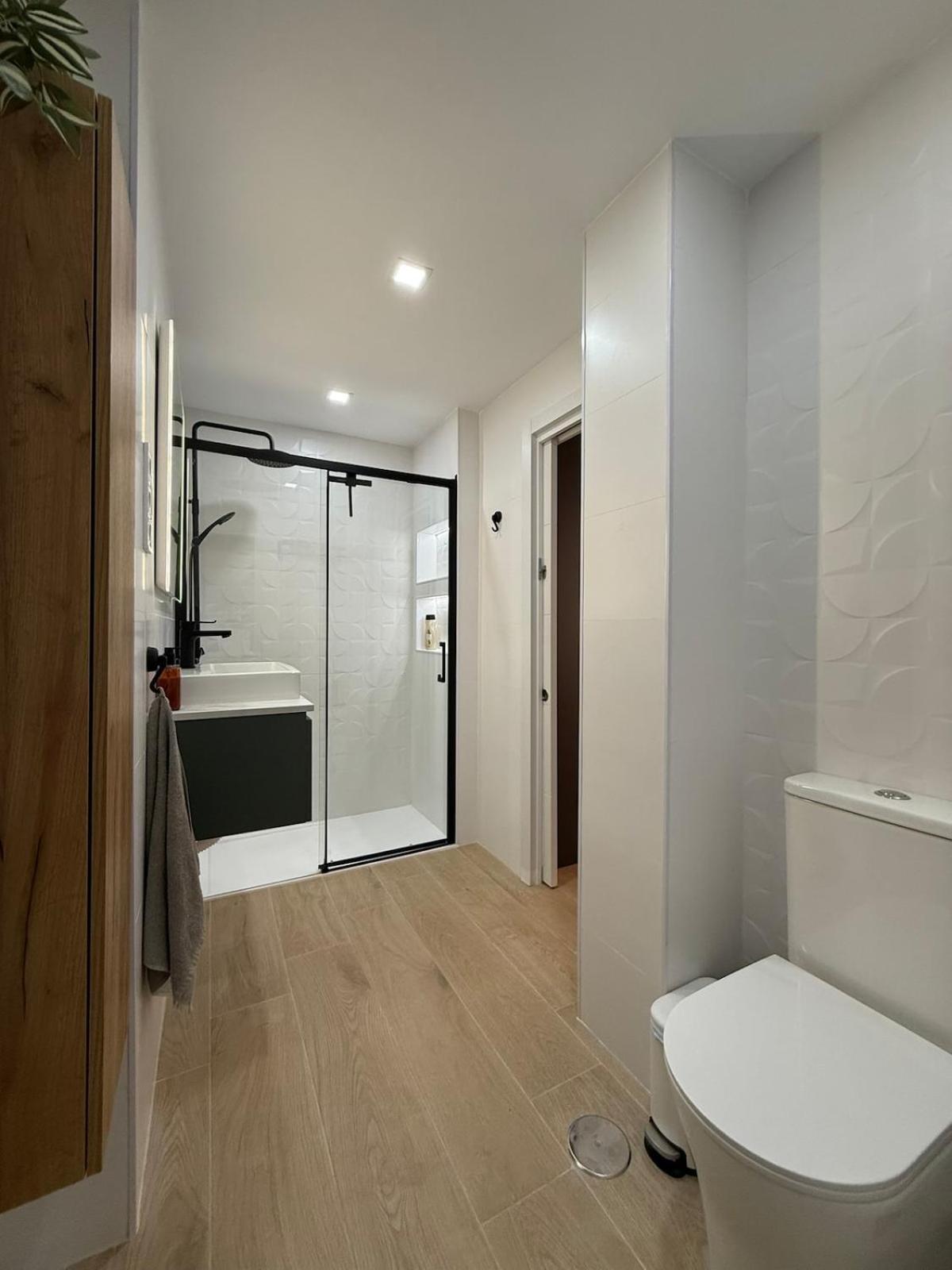 Sunny & Stylish Apartment *