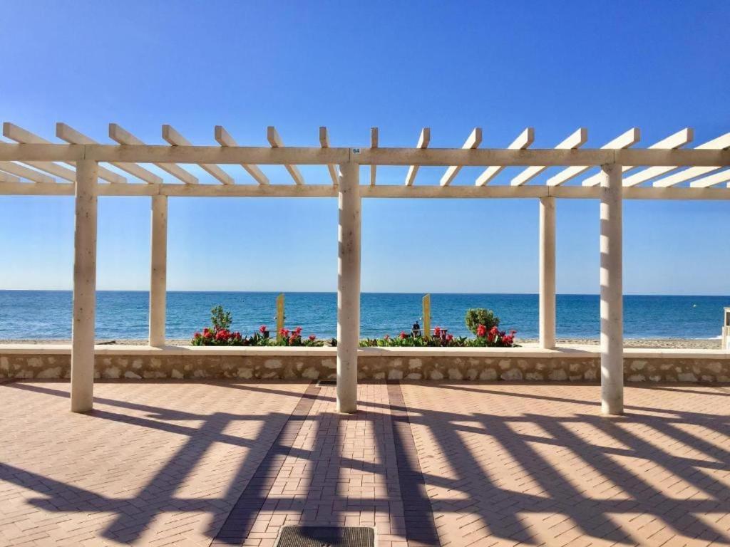 & Quite 2bdr Beachfront Apartment